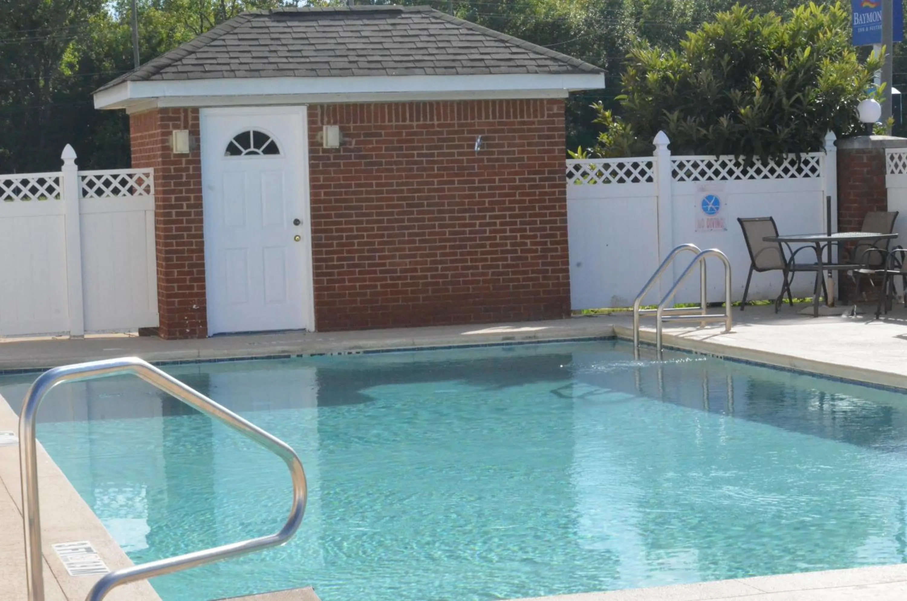 Swimming pool in Home Inn & Suites