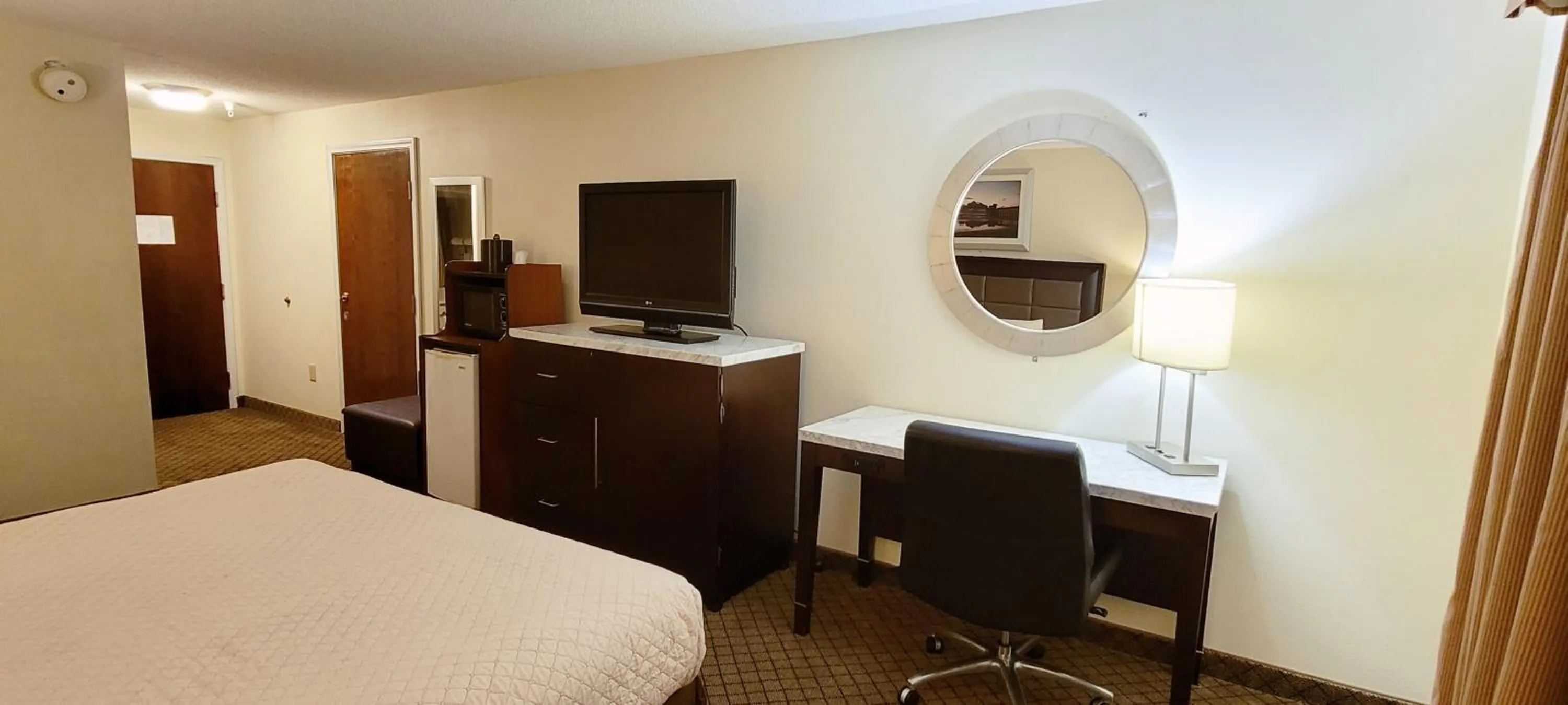 TV and multimedia, Bed in Home Inn & Suites