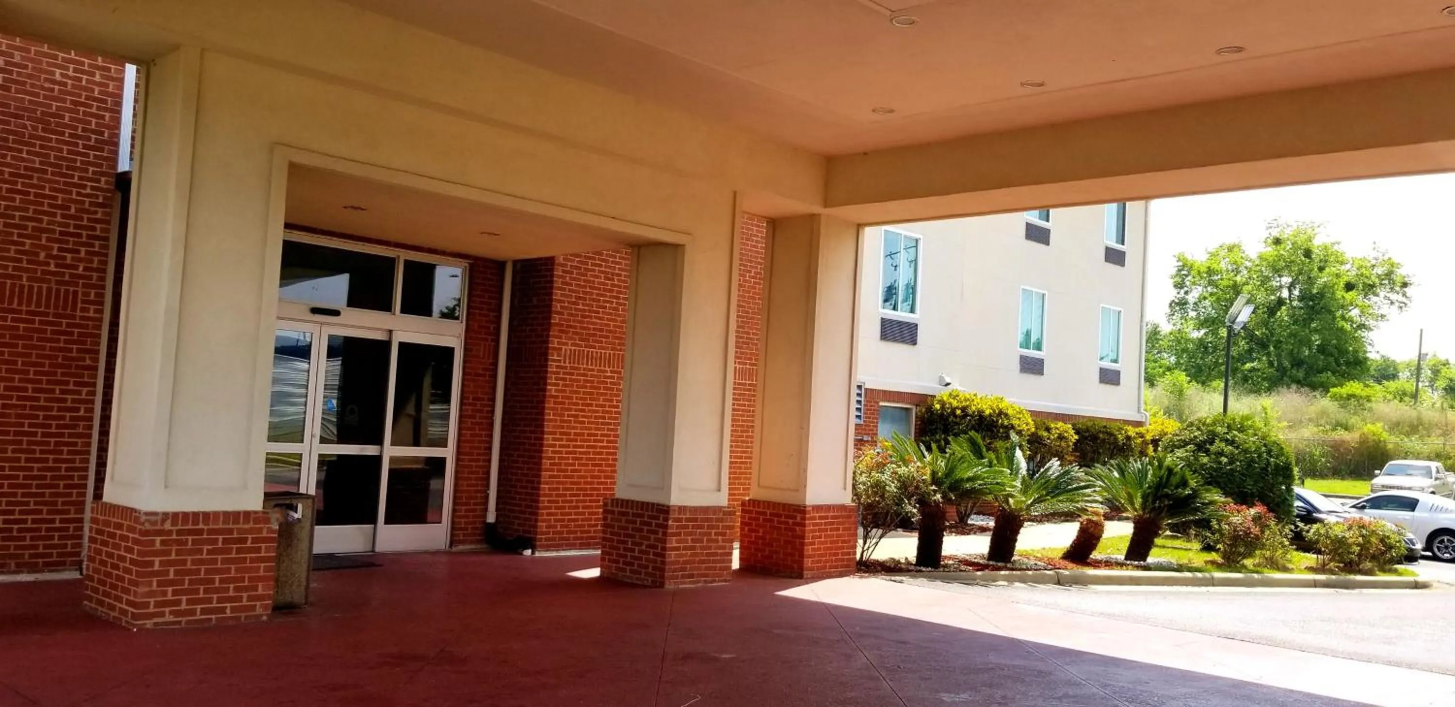 Facade/entrance in Home Inn & Suites