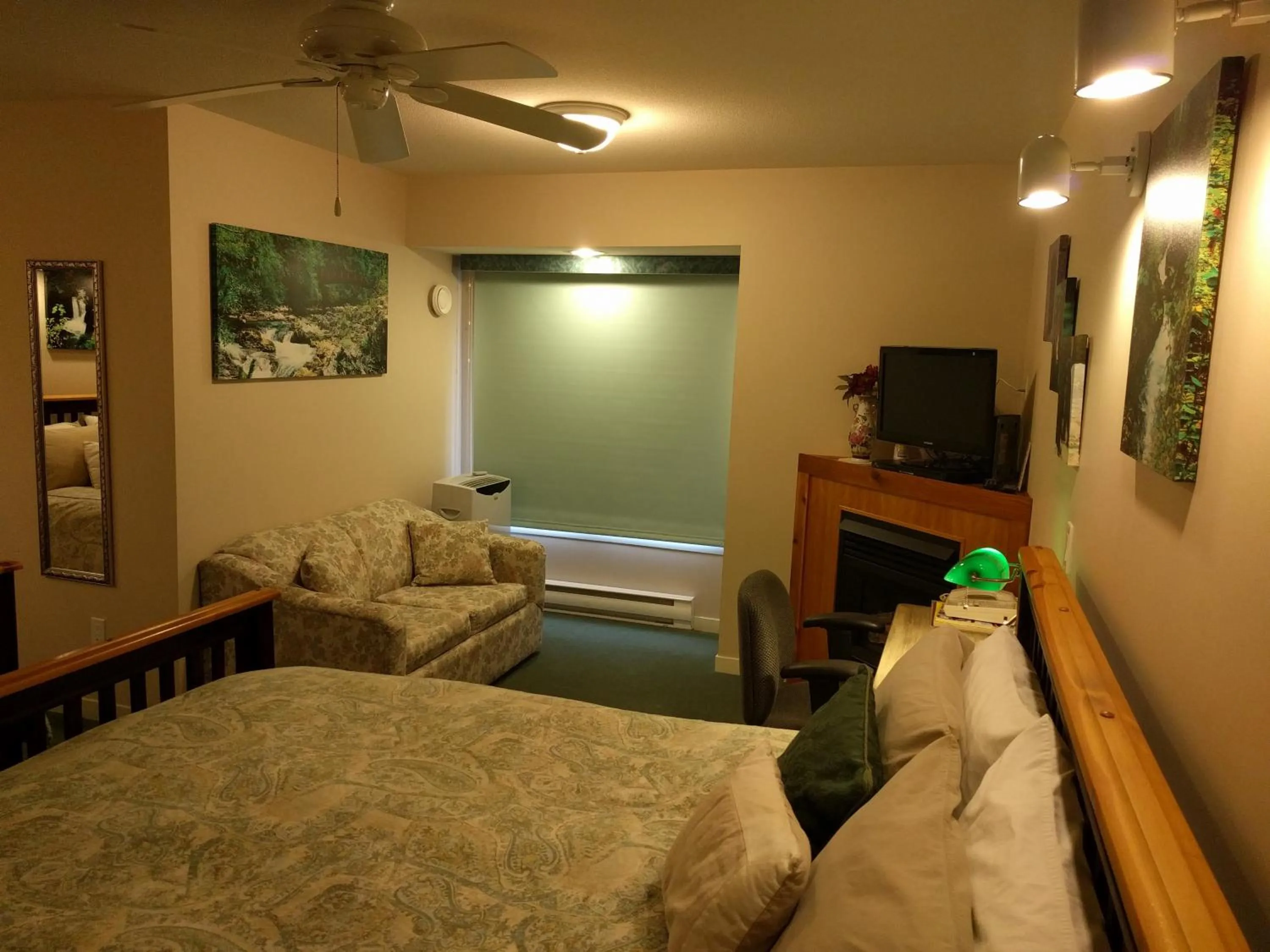 Cedar Wood Lodge Bed & Breakfast Inn