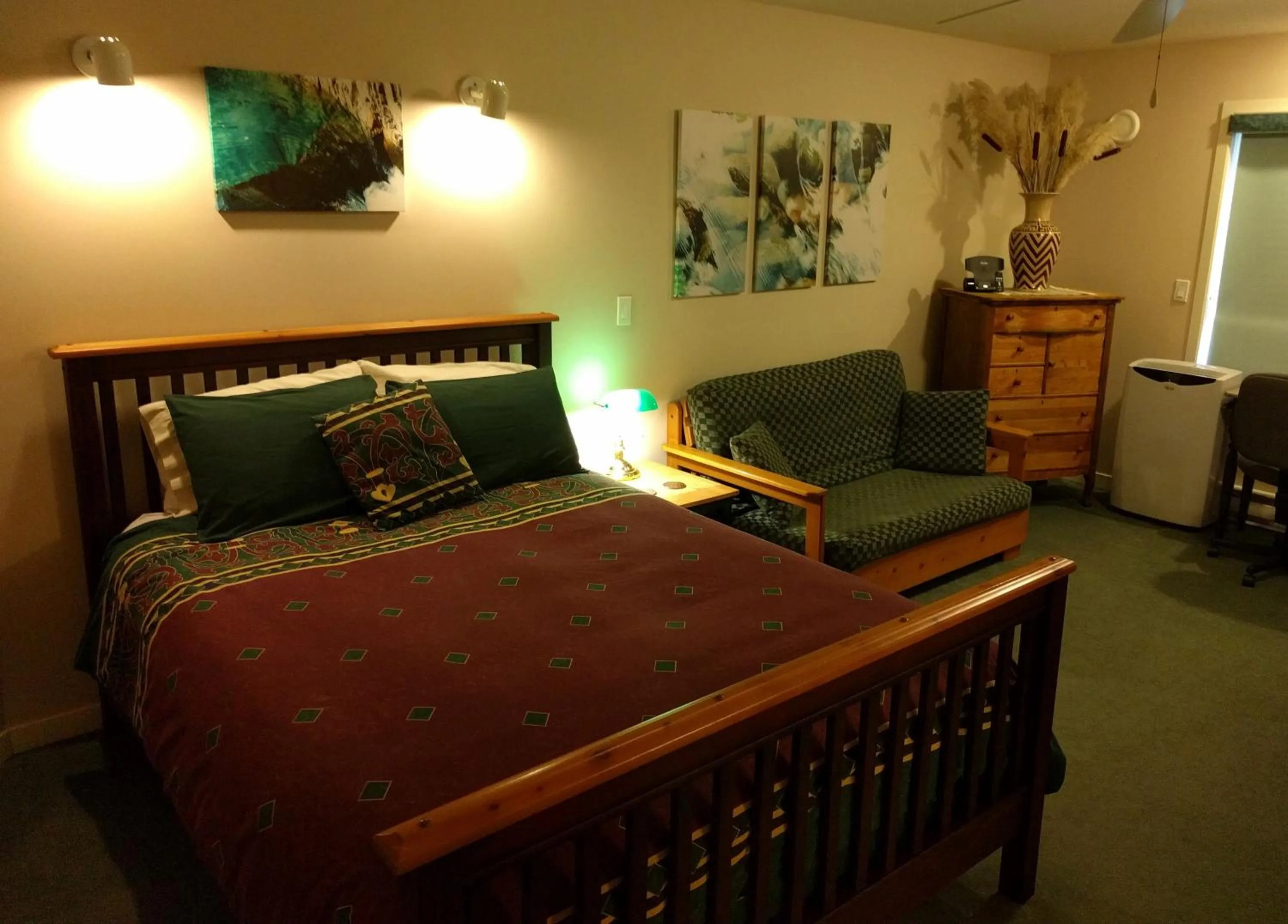 Cedar Wood Lodge Bed & Breakfast Inn