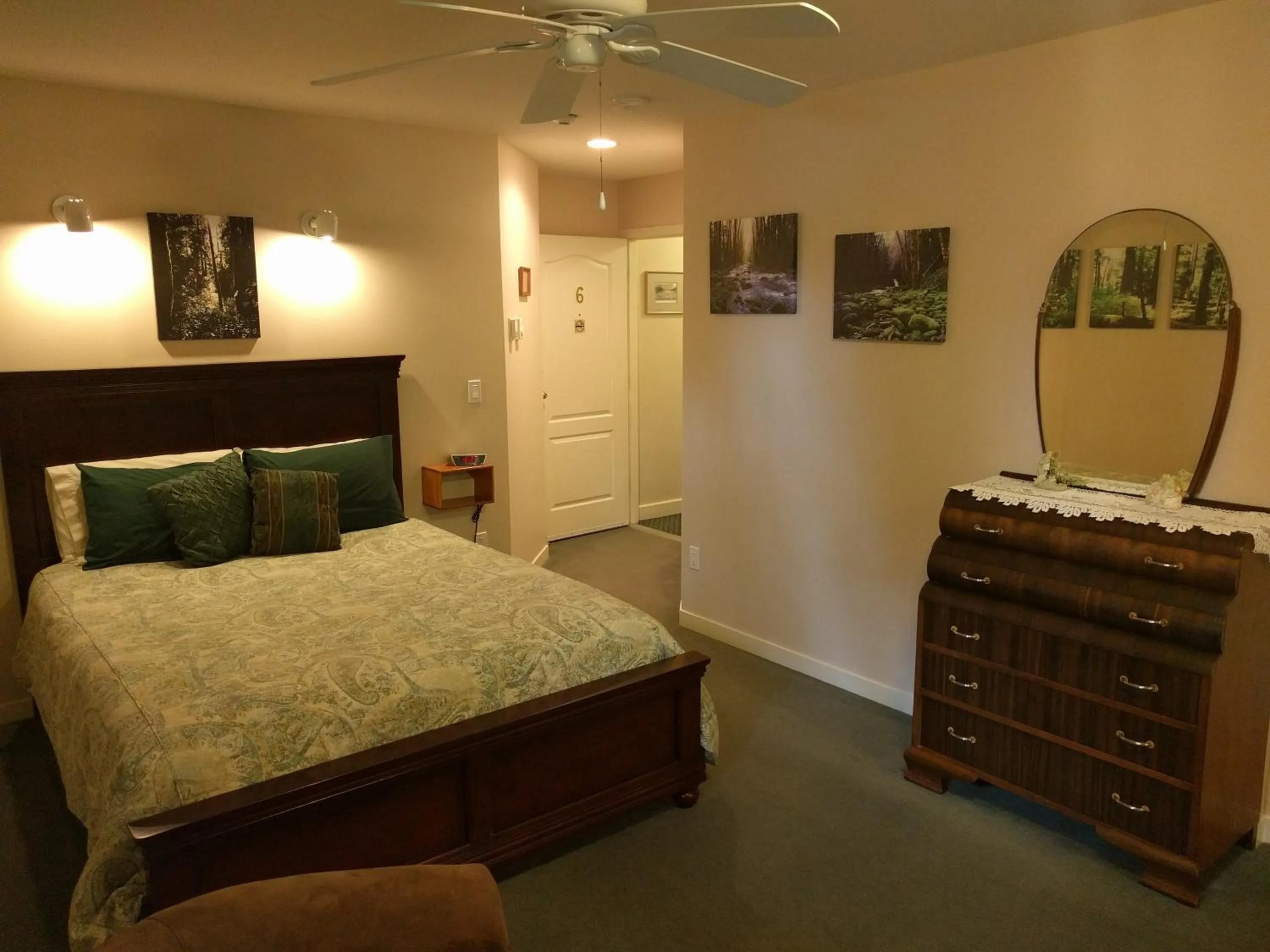 Cedar Wood Lodge Bed & Breakfast Inn