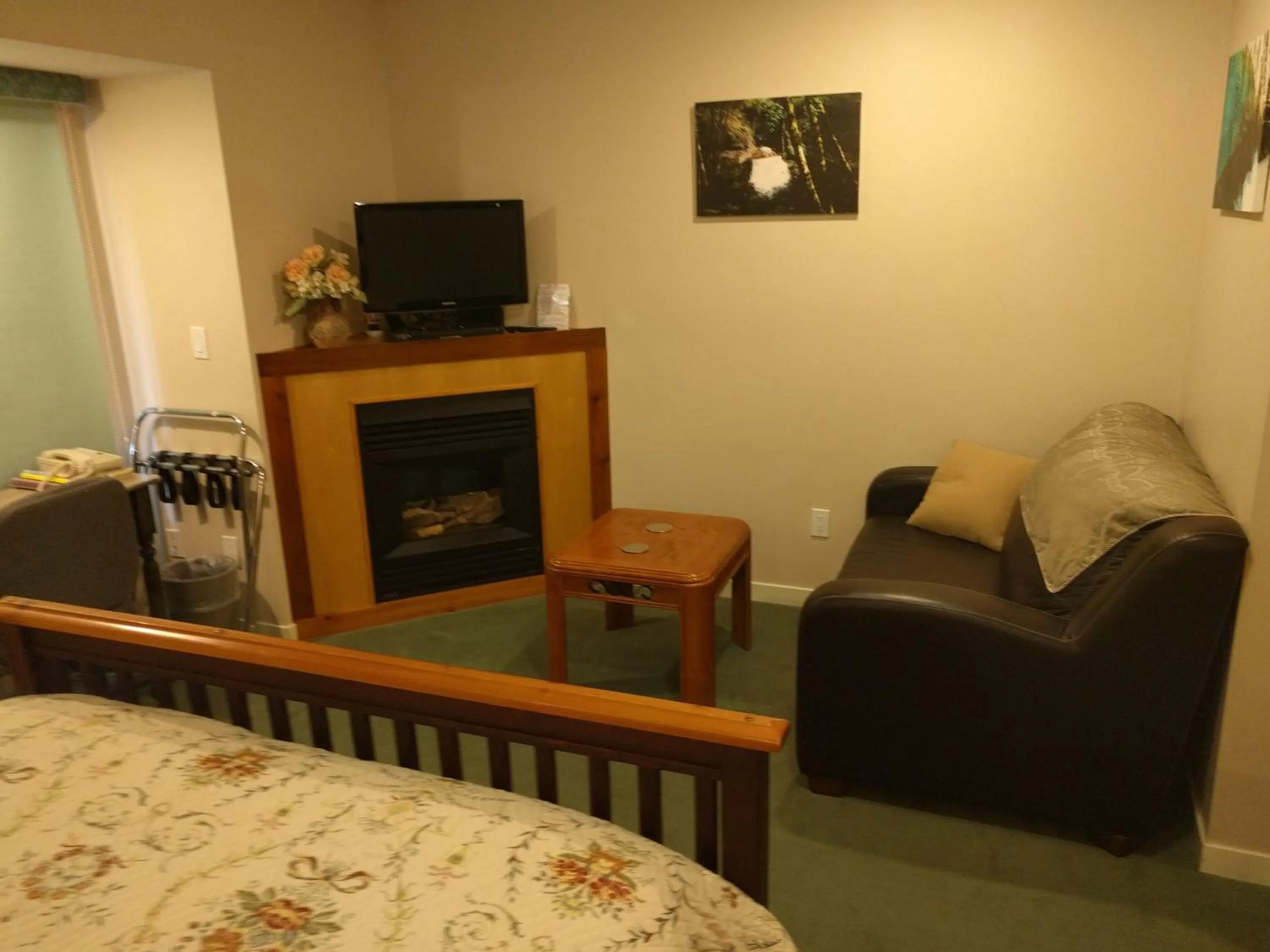 Decorative detail in Cedar Wood Lodge Bed & Breakfast Inn