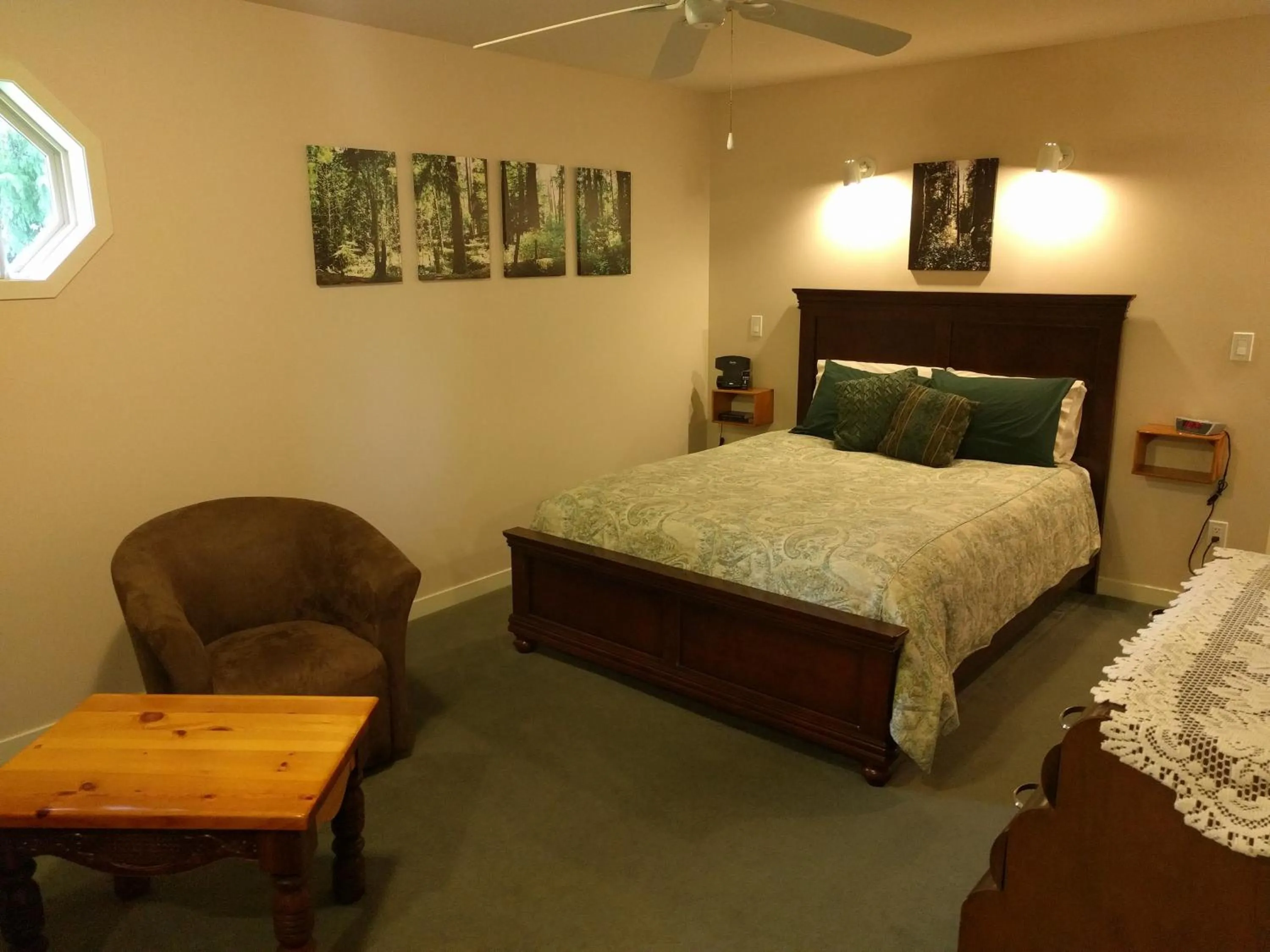 Cedar Wood Lodge Bed & Breakfast Inn