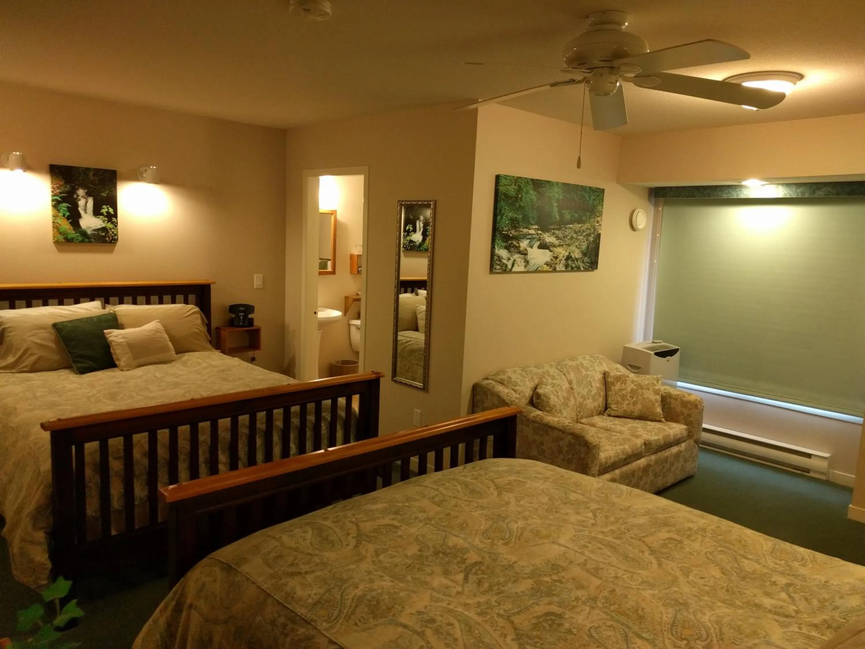 Cedar Wood Lodge Bed & Breakfast Inn