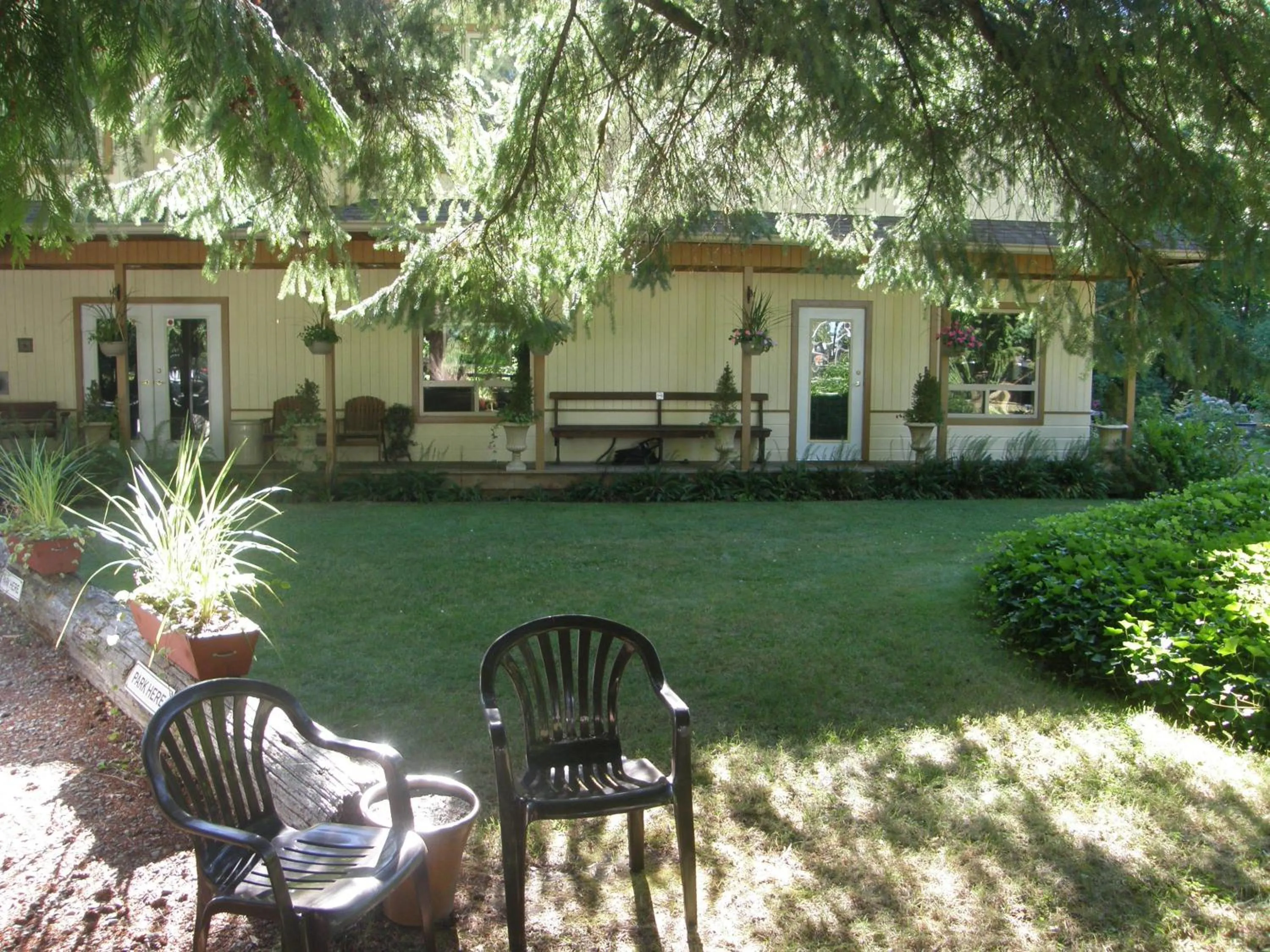 Facade/entrance in Cedar Wood Lodge Bed & Breakfast Inn