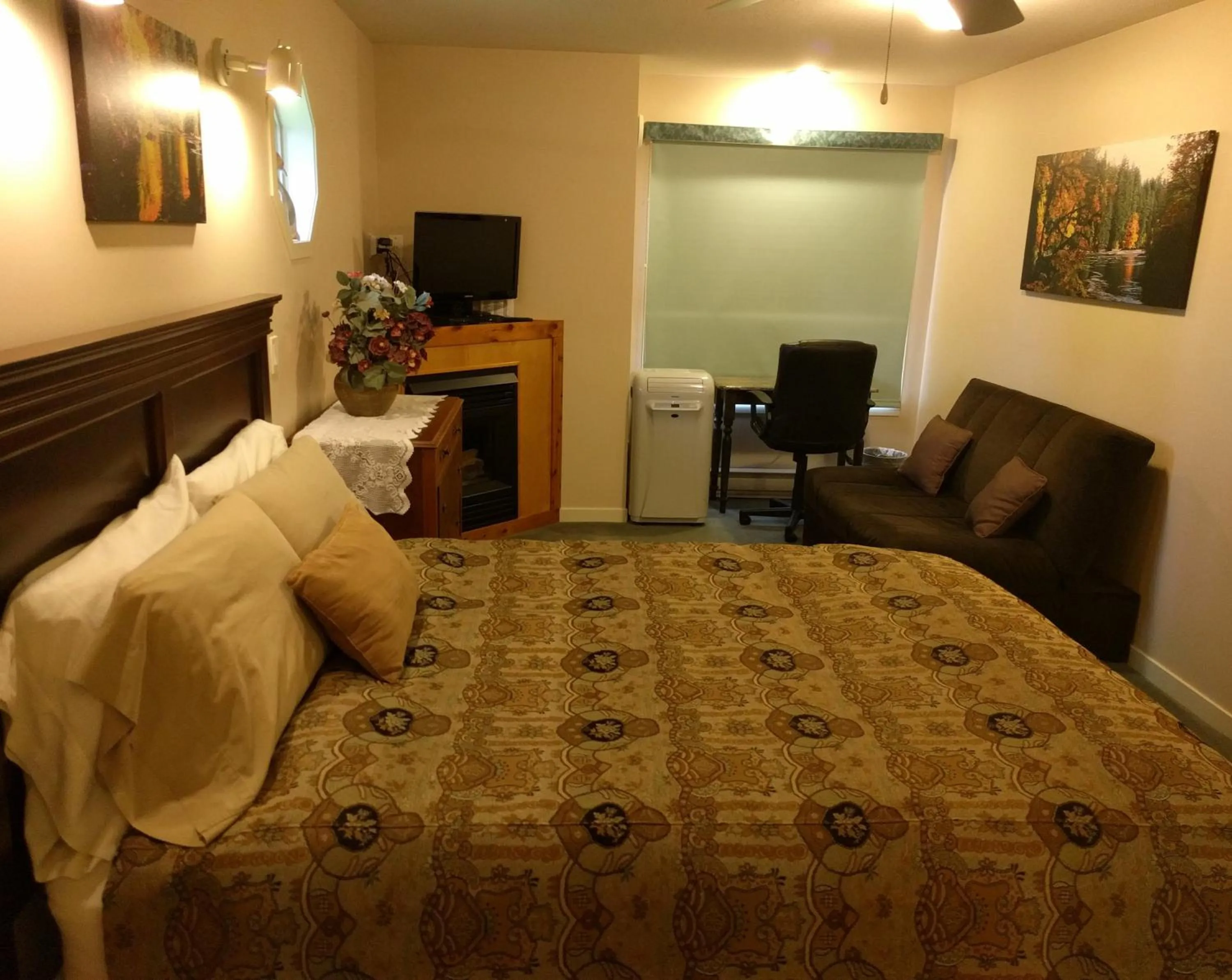 Cedar Wood Lodge Bed & Breakfast Inn