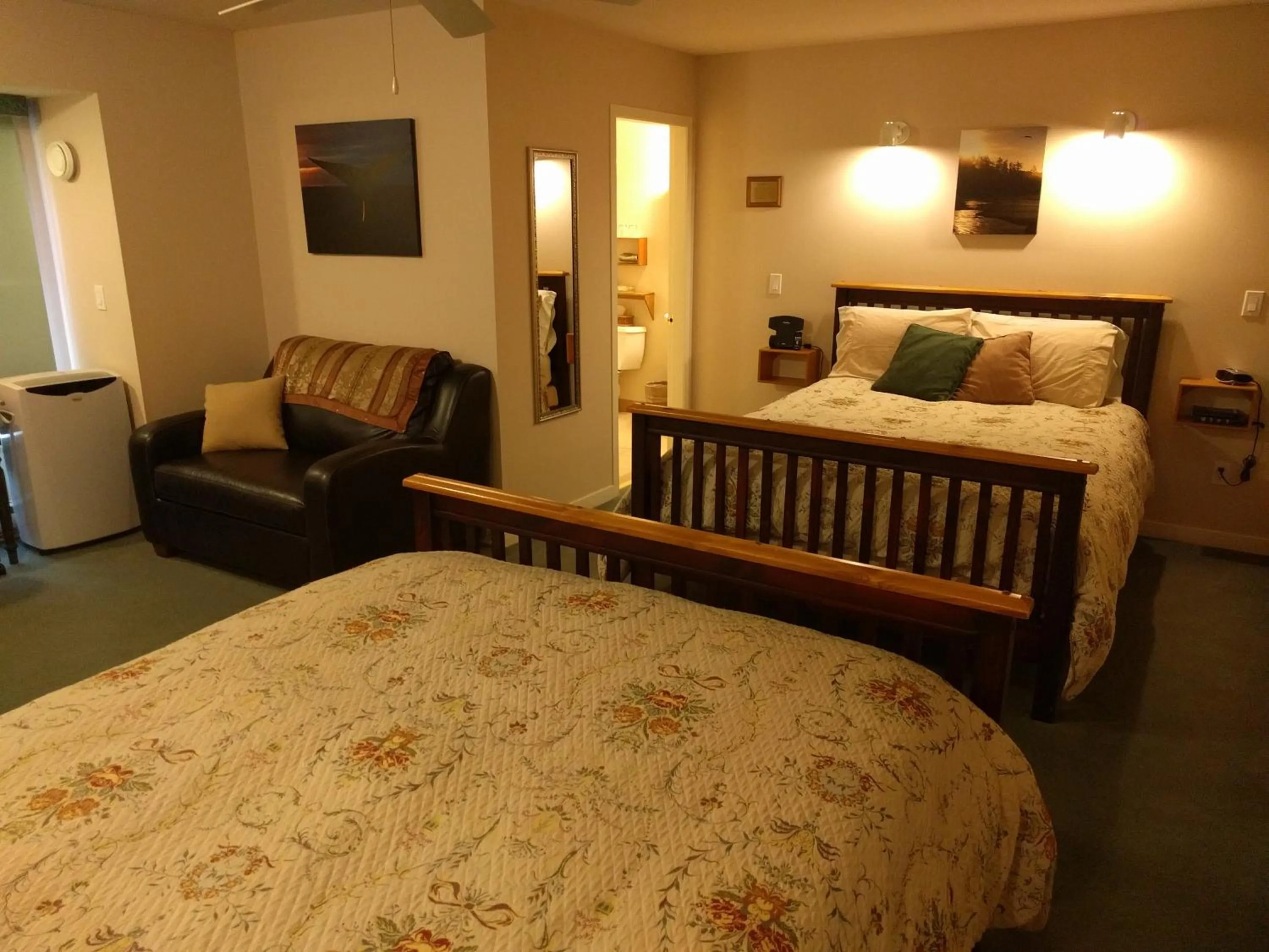 Cedar Wood Lodge Bed & Breakfast Inn