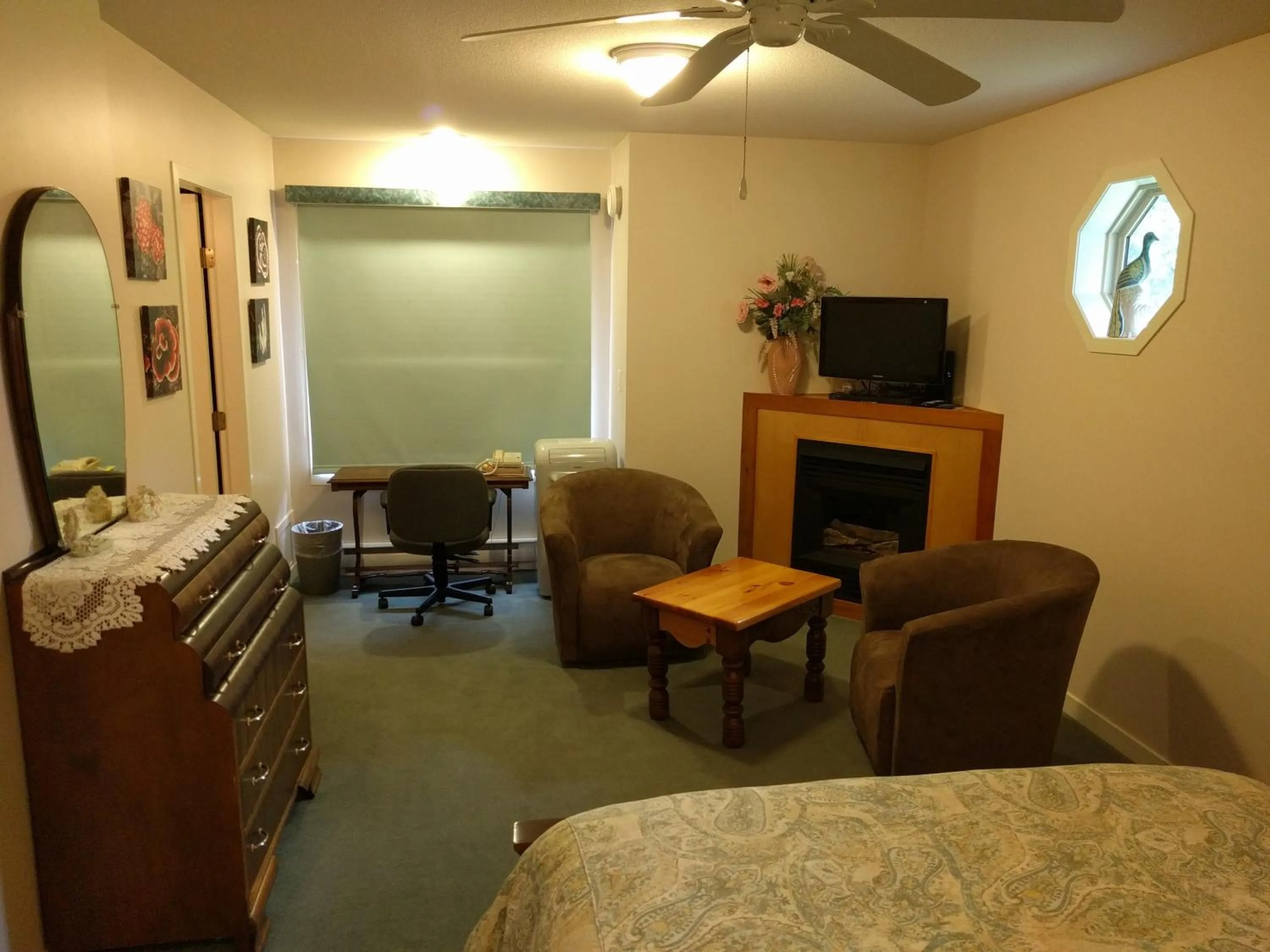 Cedar Wood Lodge Bed & Breakfast Inn