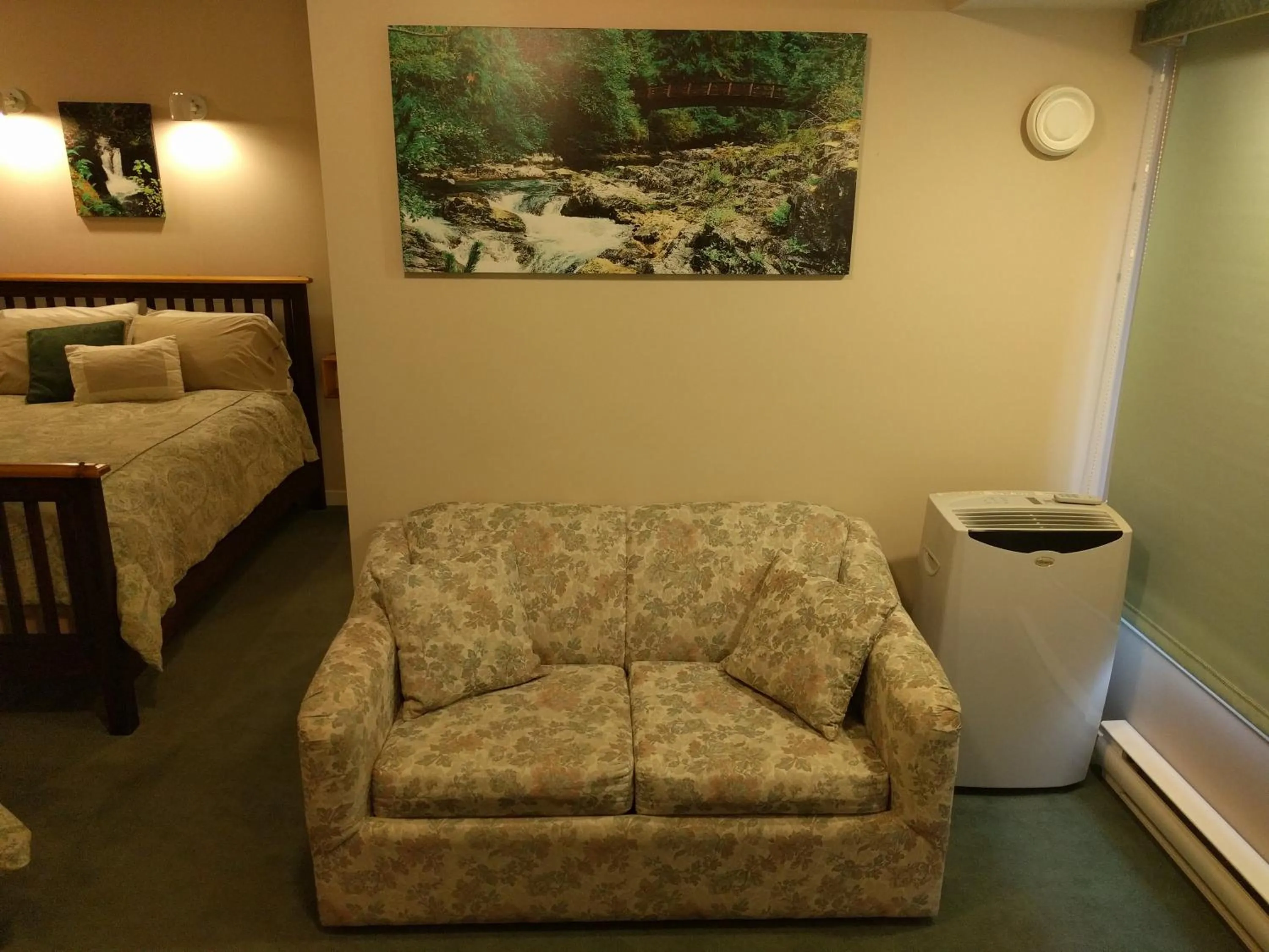 Cedar Wood Lodge Bed & Breakfast Inn