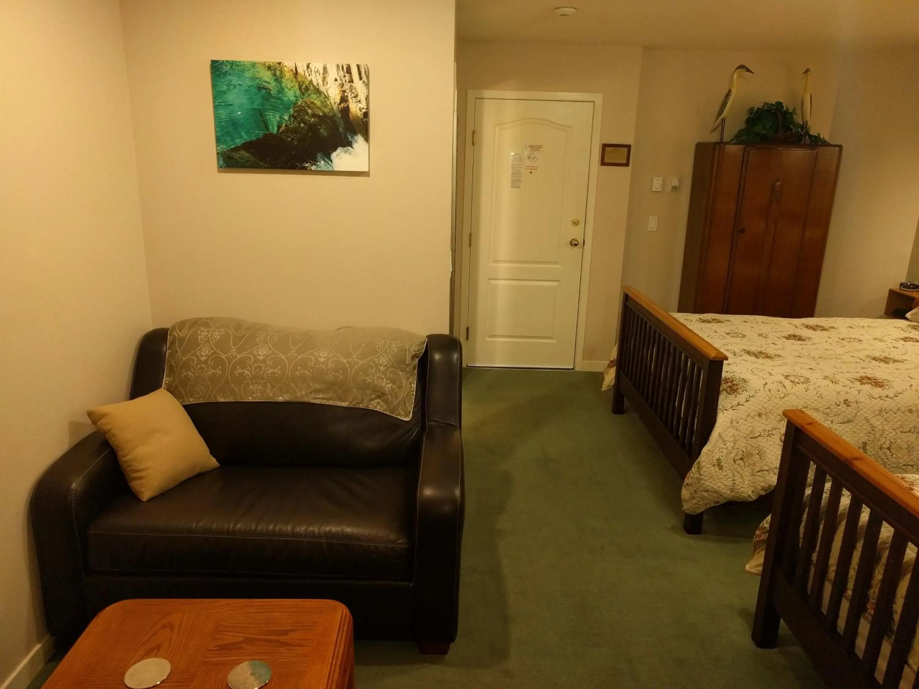 Cedar Wood Lodge Bed & Breakfast Inn