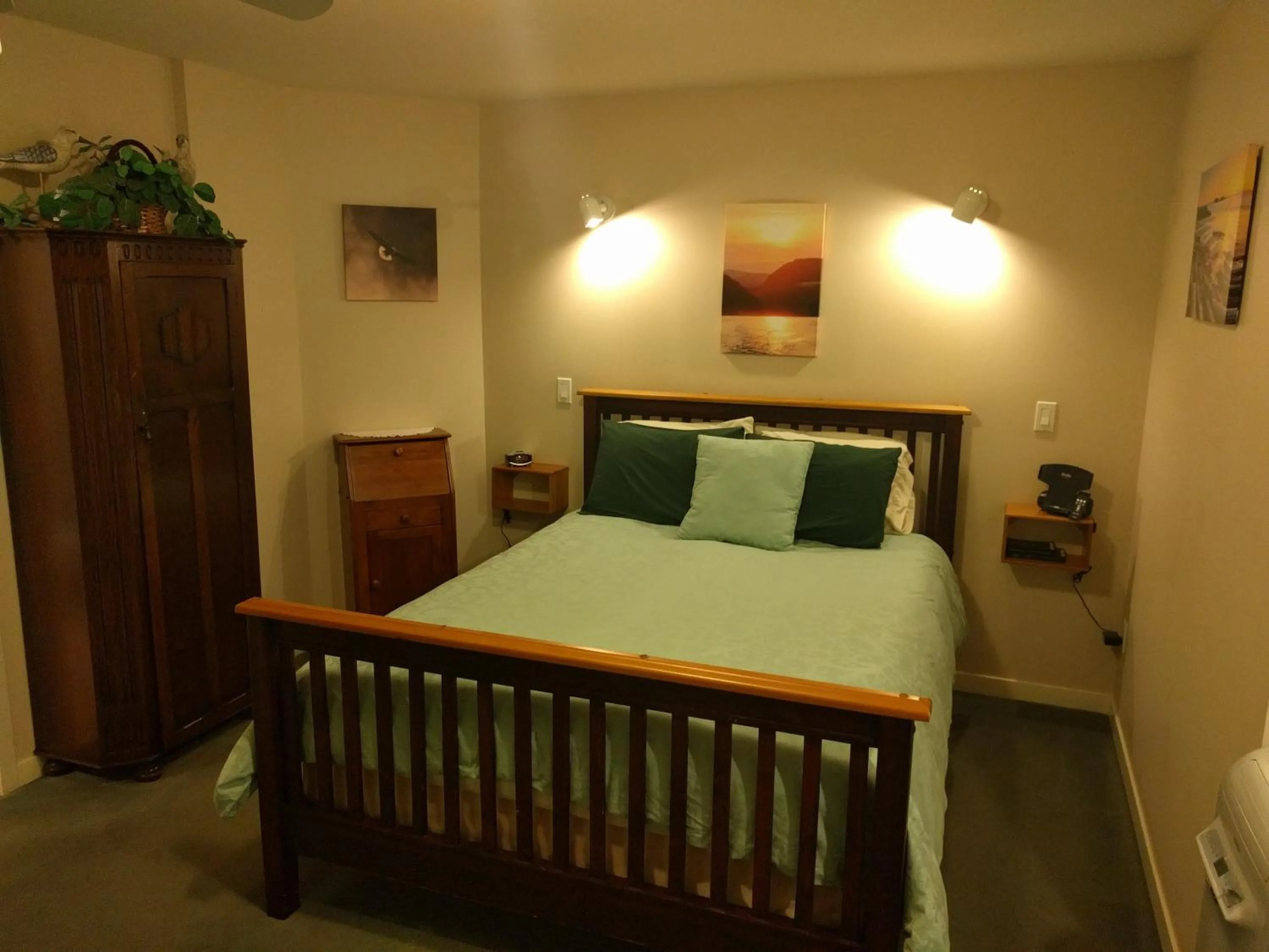 Cedar Wood Lodge Bed & Breakfast Inn