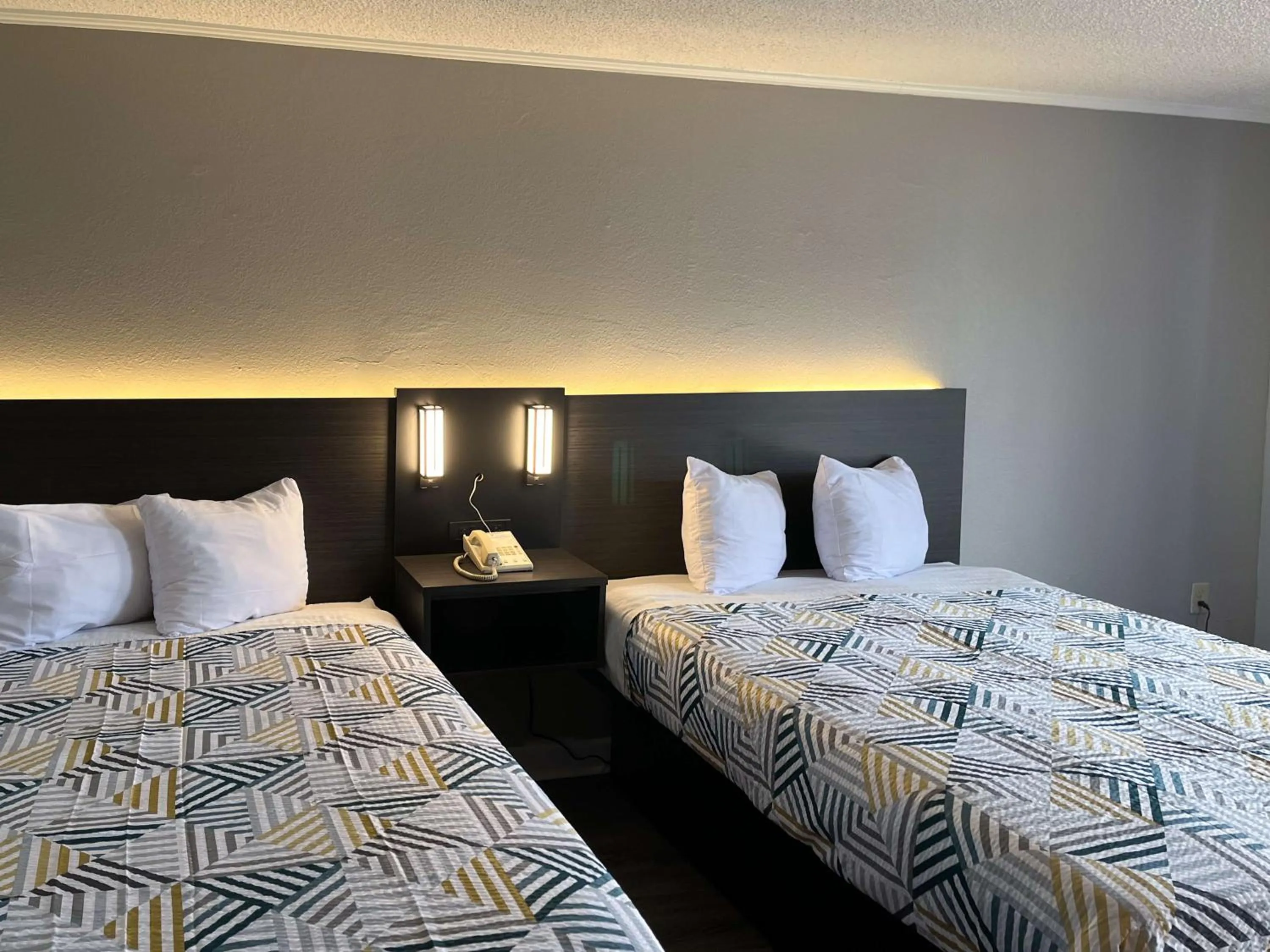 Photo of the whole room, Bed in Studio 6 Suites Perry, GA