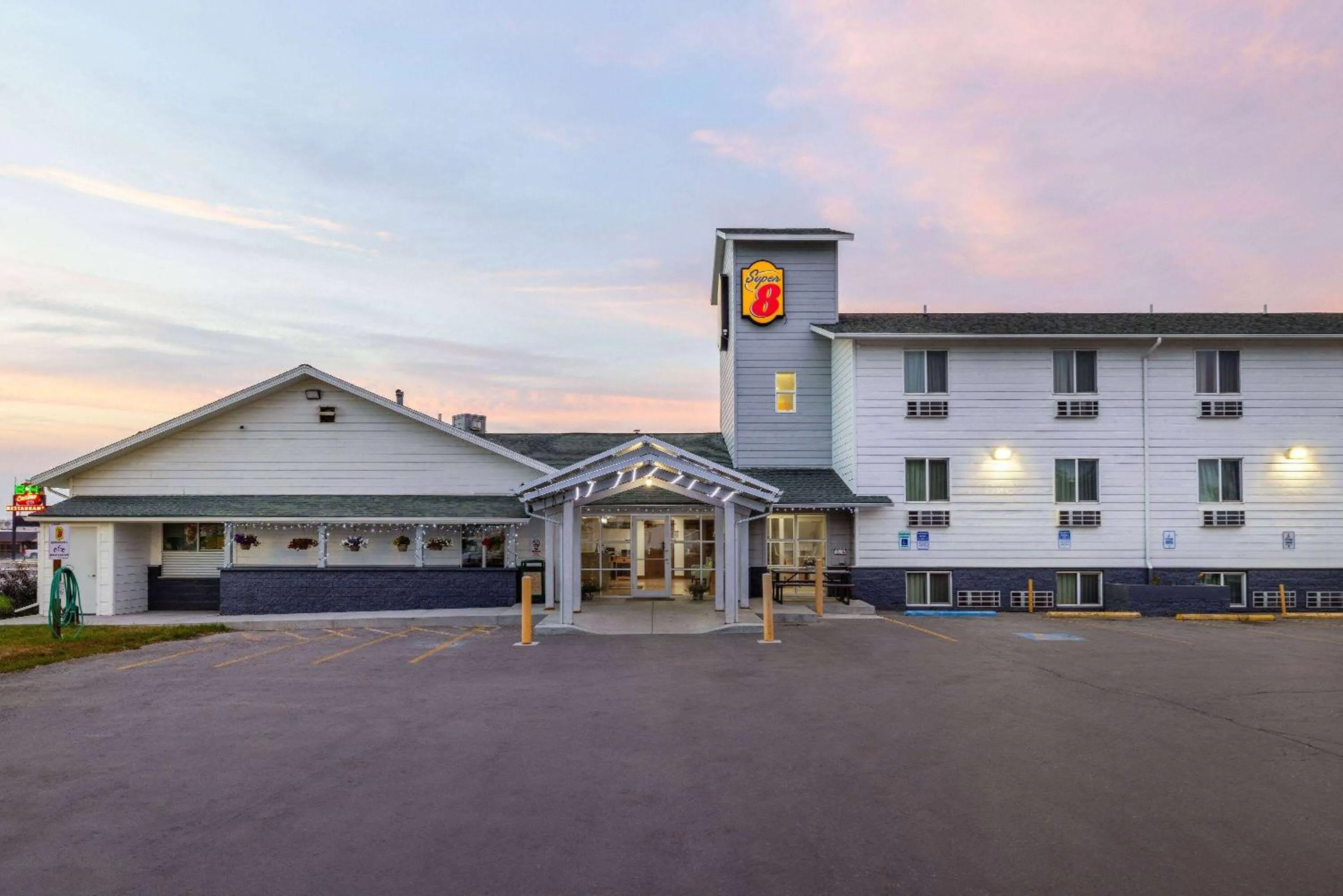 Property building in Super 8 by Wyndham Belgrade/Bozeman Airport