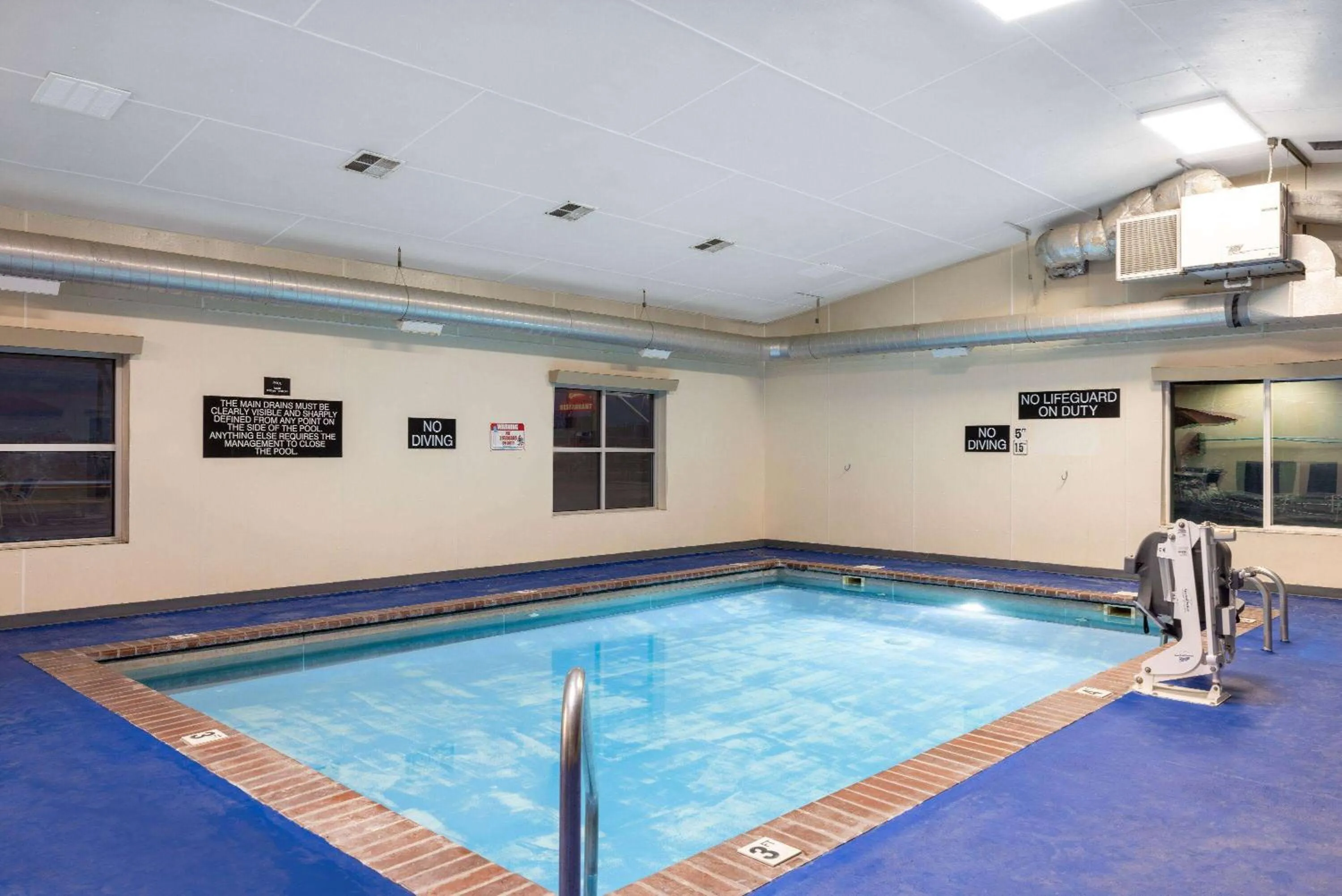 Swimming pool in Super 8 by Wyndham Belgrade/Bozeman Airport