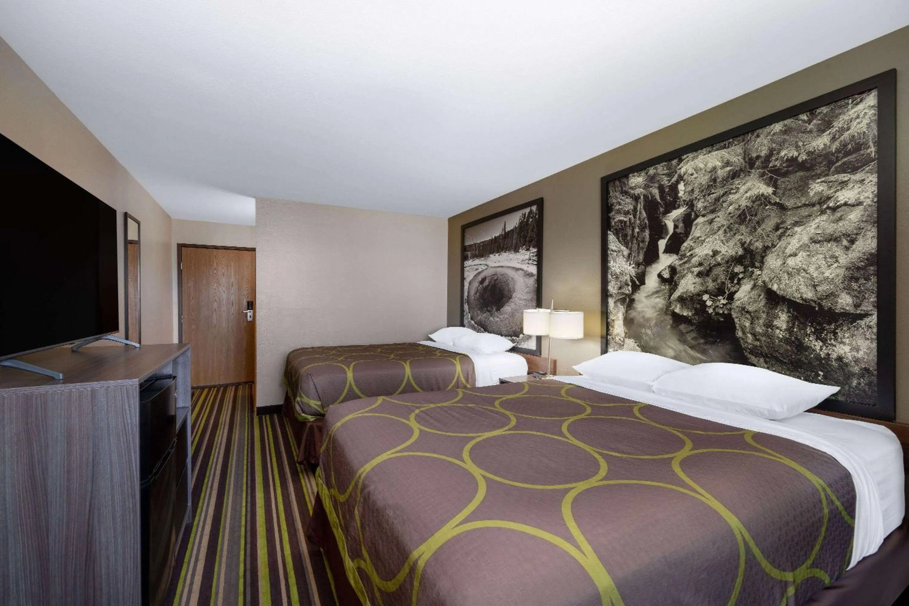 Photo of the whole room, Bed in Super 8 by Wyndham Belgrade/Bozeman Airport