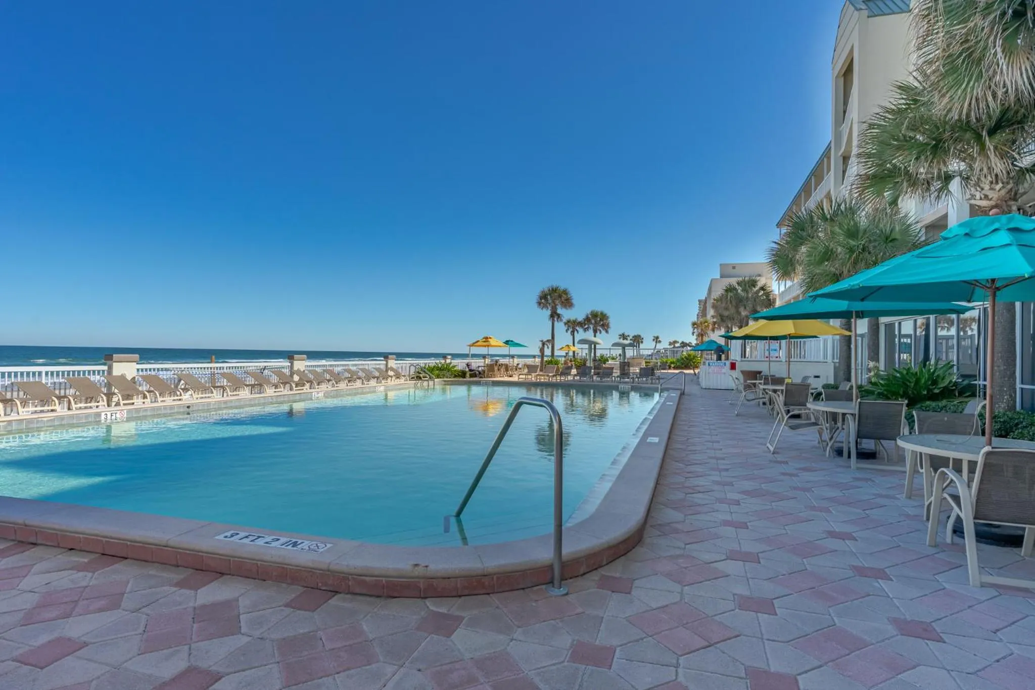 Direct oceanfront, fantastic ocean view, separate bedroom ! - Pools open !