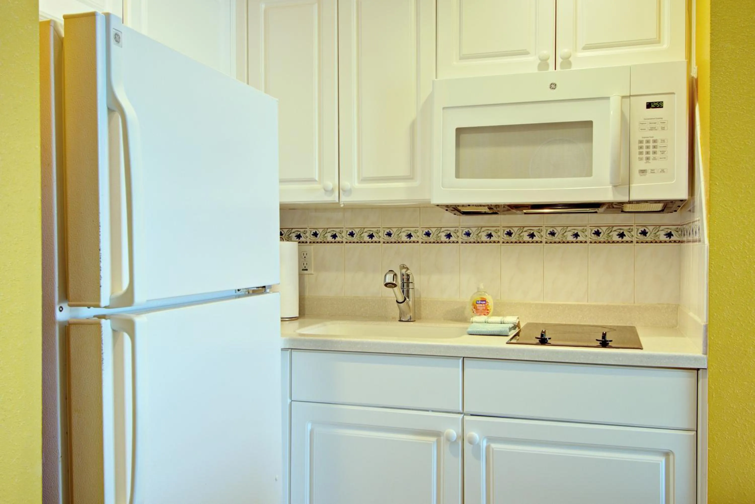 Kitchen or kitchenette in Direct oceanfront, fantastic ocean view, separate bedroom ! - Pools open !