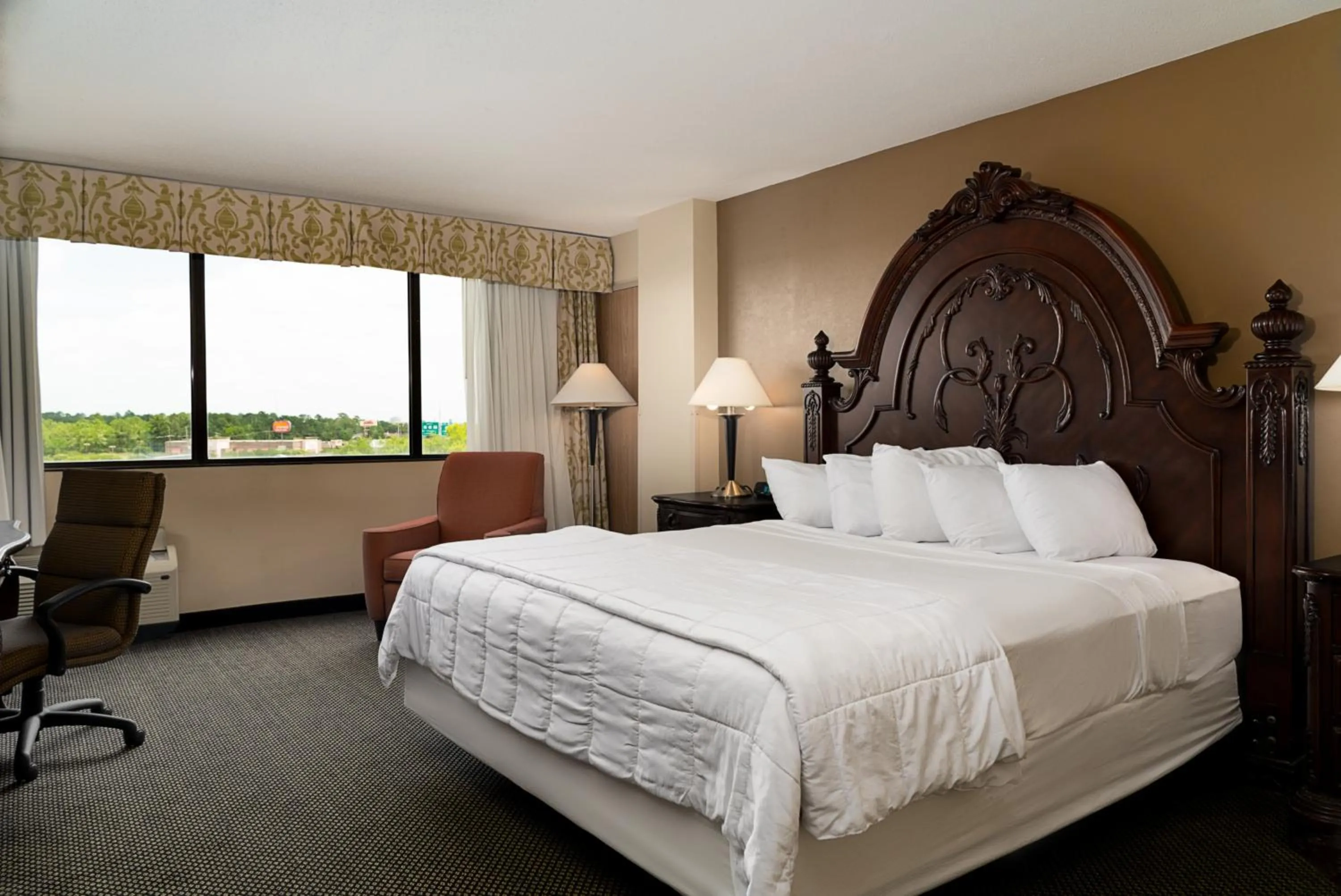 Bed in MCM Eleganté Hotel & Conference Center