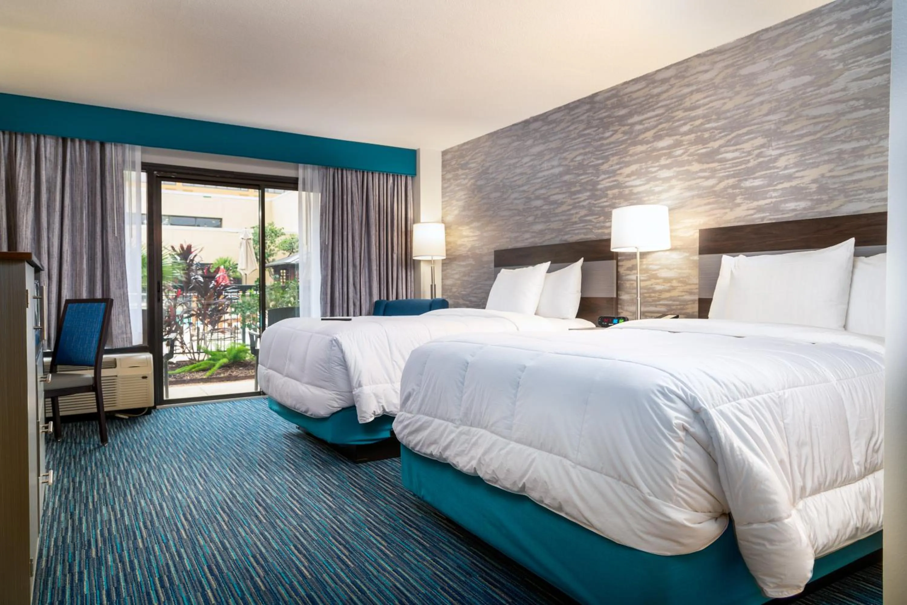 Photo of the whole room, Bed in MCM Eleganté Hotel & Conference Center