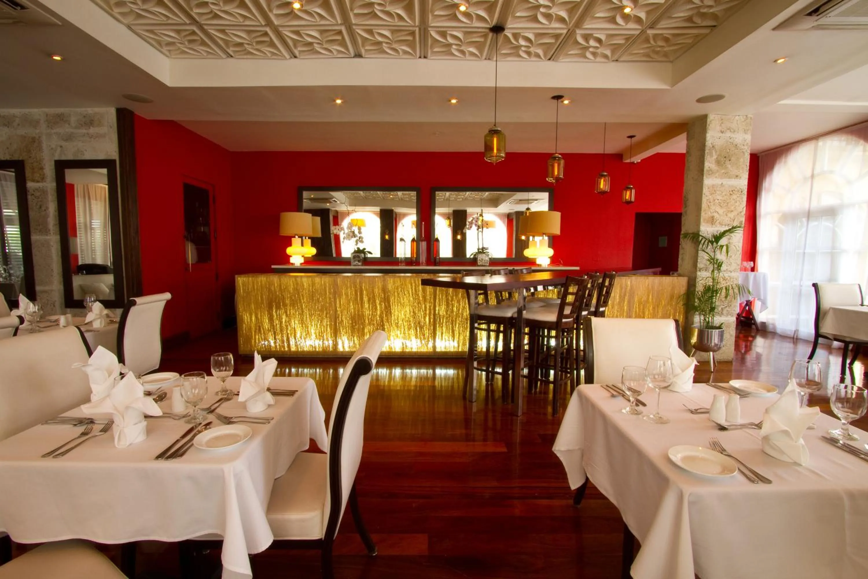 Restaurant/places to eat in S Hotel Kingston
