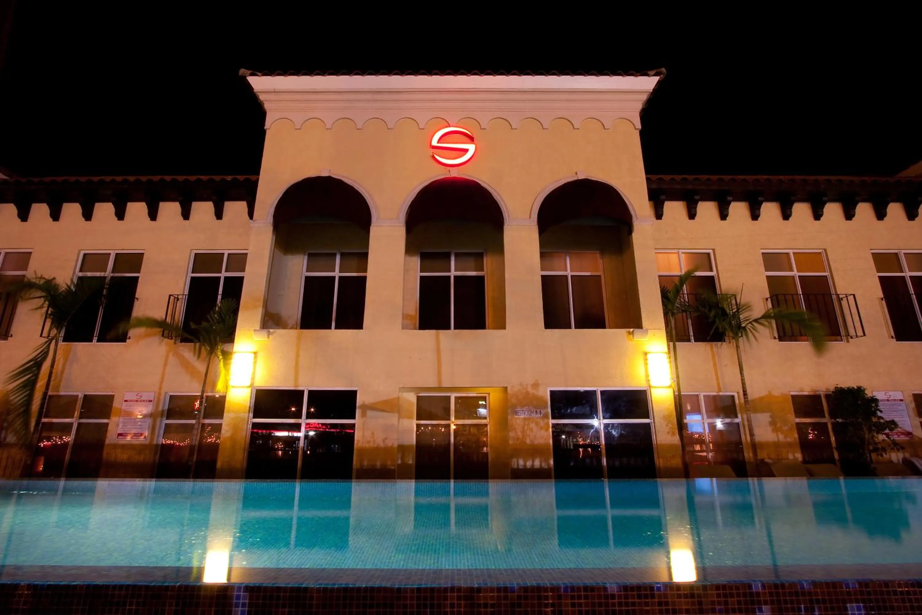 Swimming pool in S Hotel Kingston