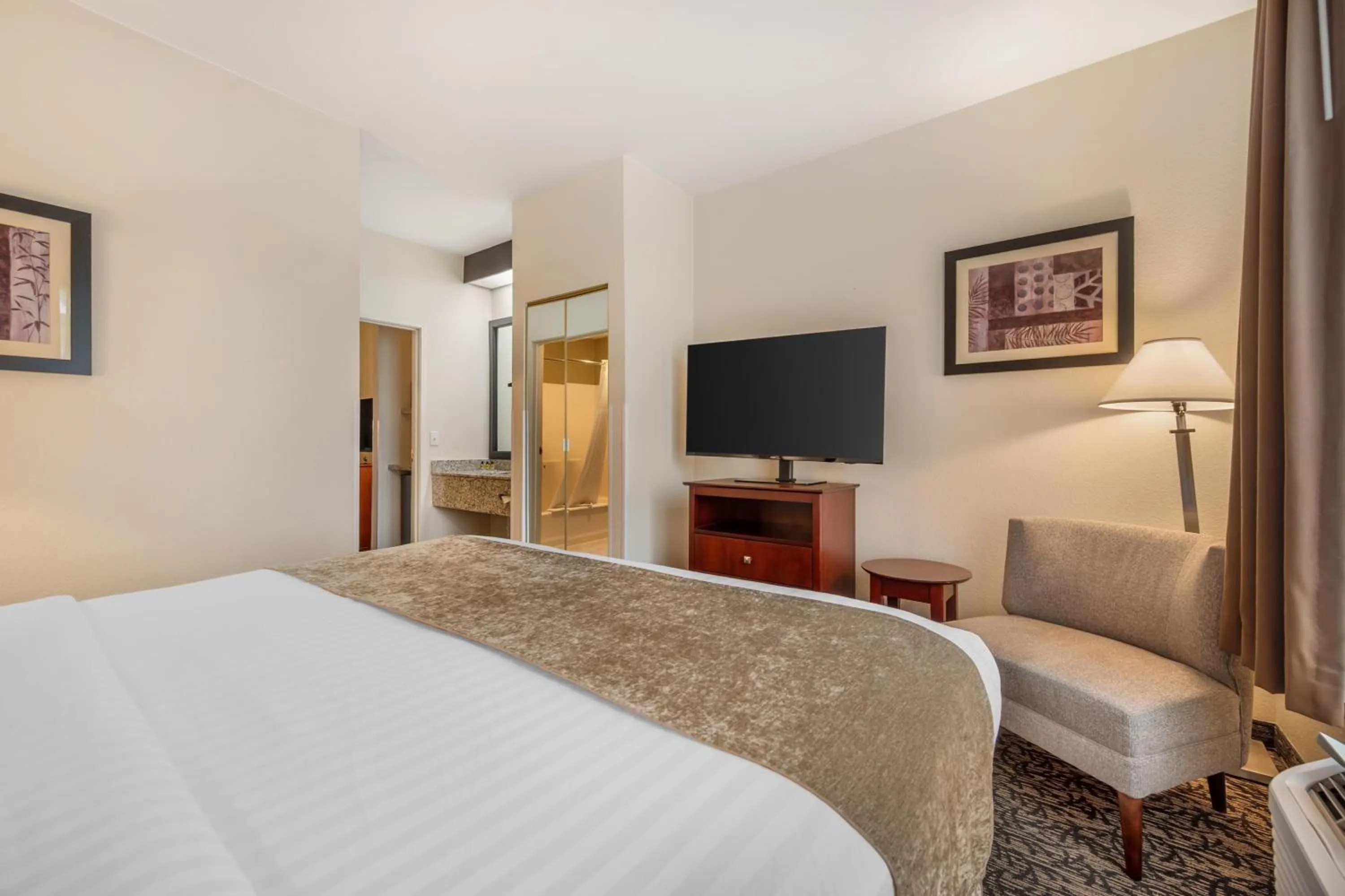 Photo of the whole room, Bed in Best Western Plus Boulder Louisville