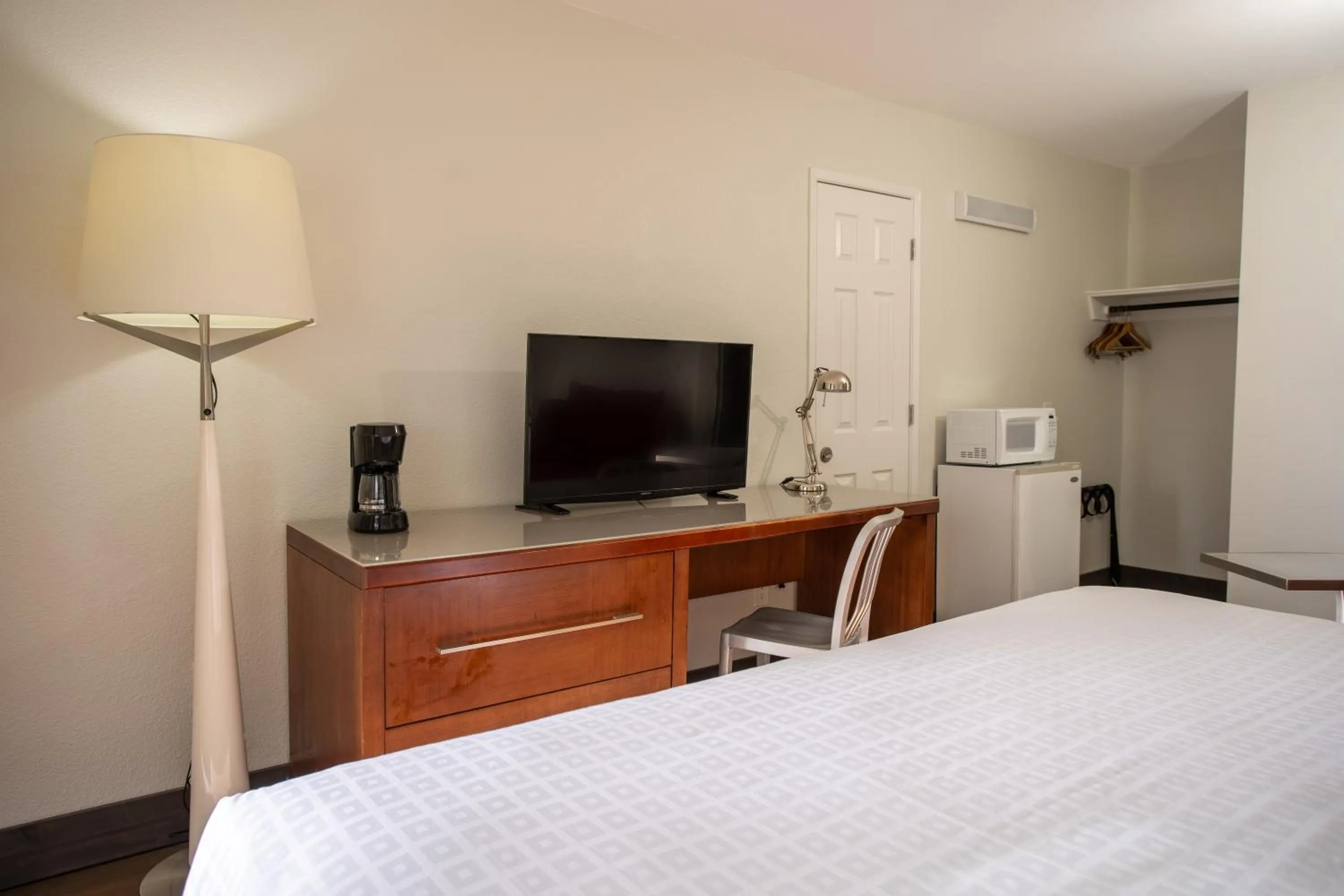 TV and multimedia, Bed in Riverfront Inn Roseburg