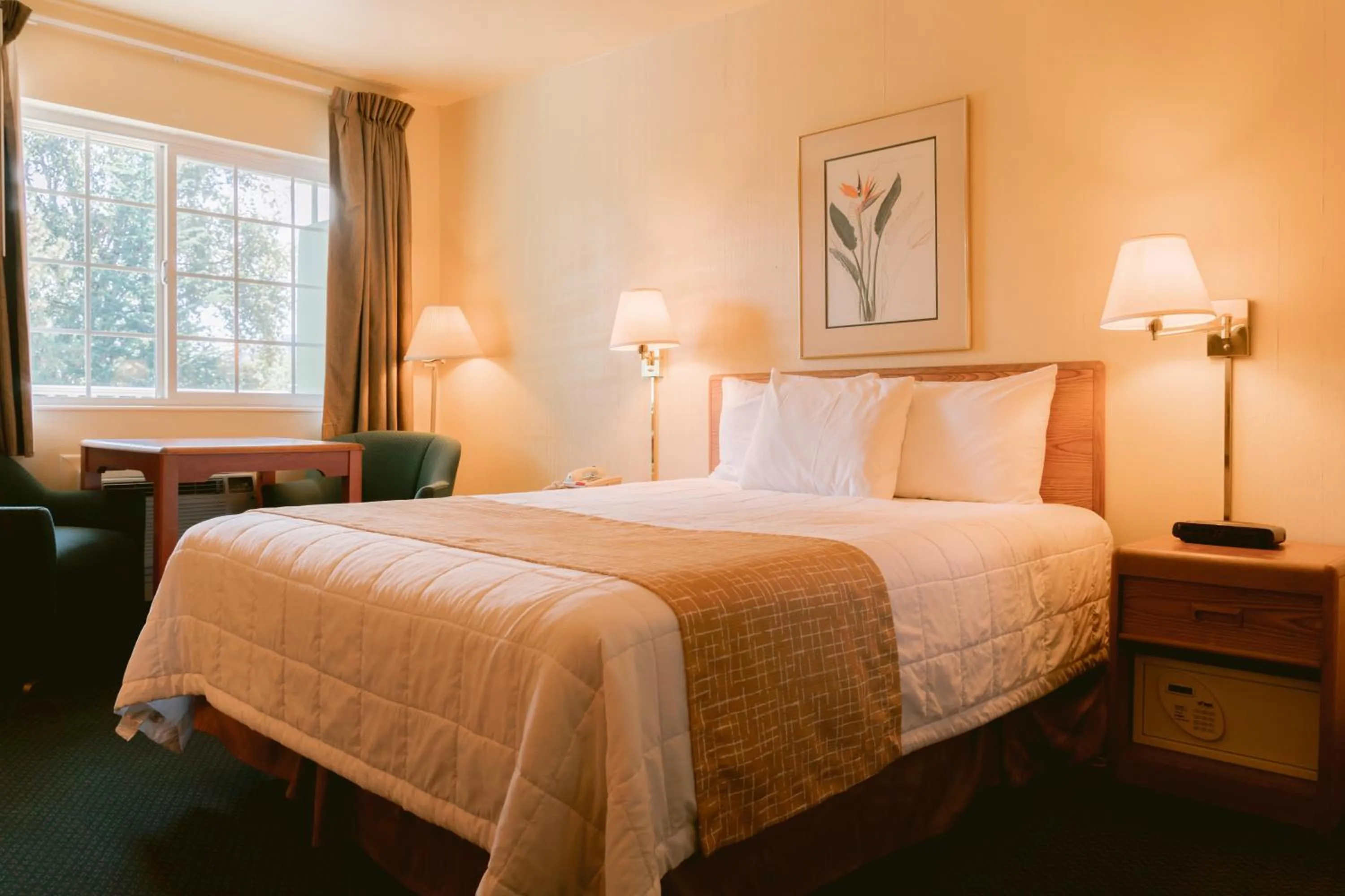 Bed in Riverfront Inn Roseburg