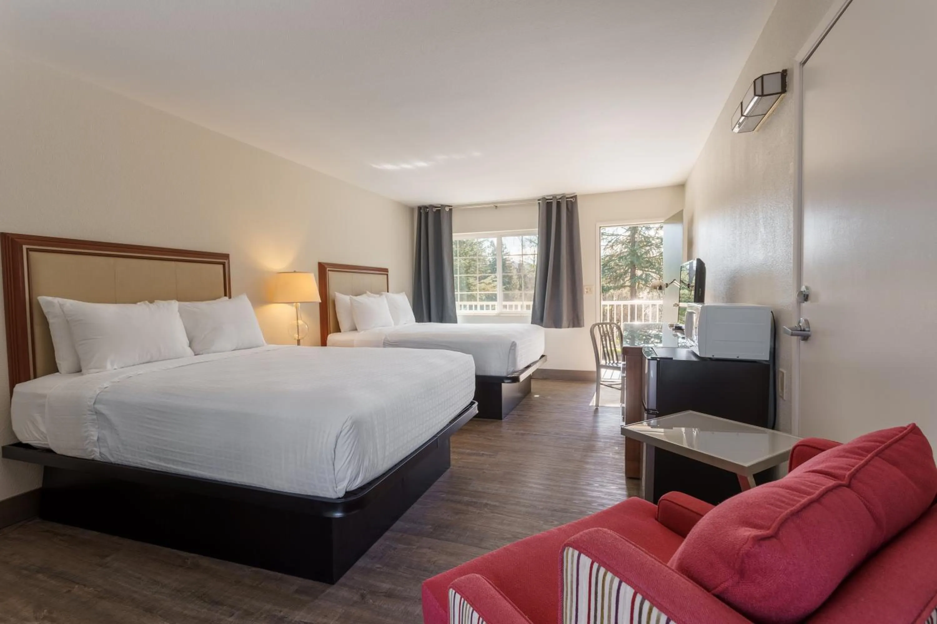 Bedroom, Bed in Riverfront Inn Roseburg