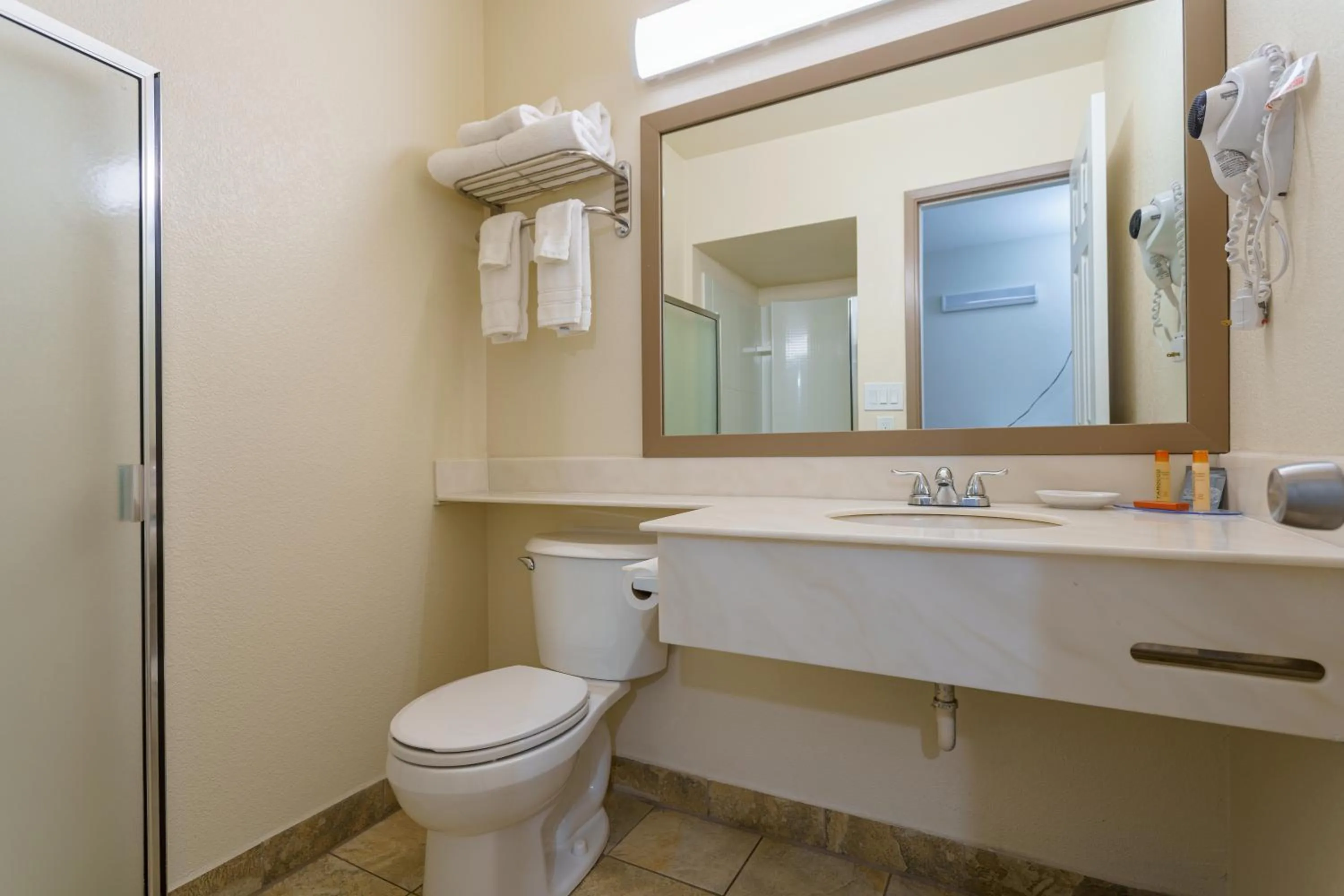 Bathroom in Riverfront Inn Roseburg