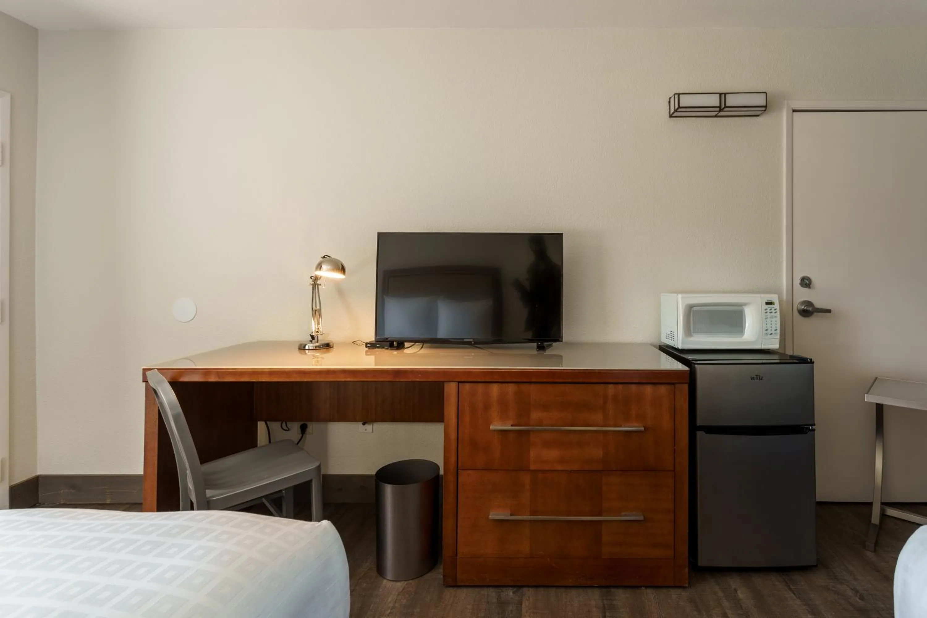 TV and multimedia, Bed in Riverfront Inn Roseburg