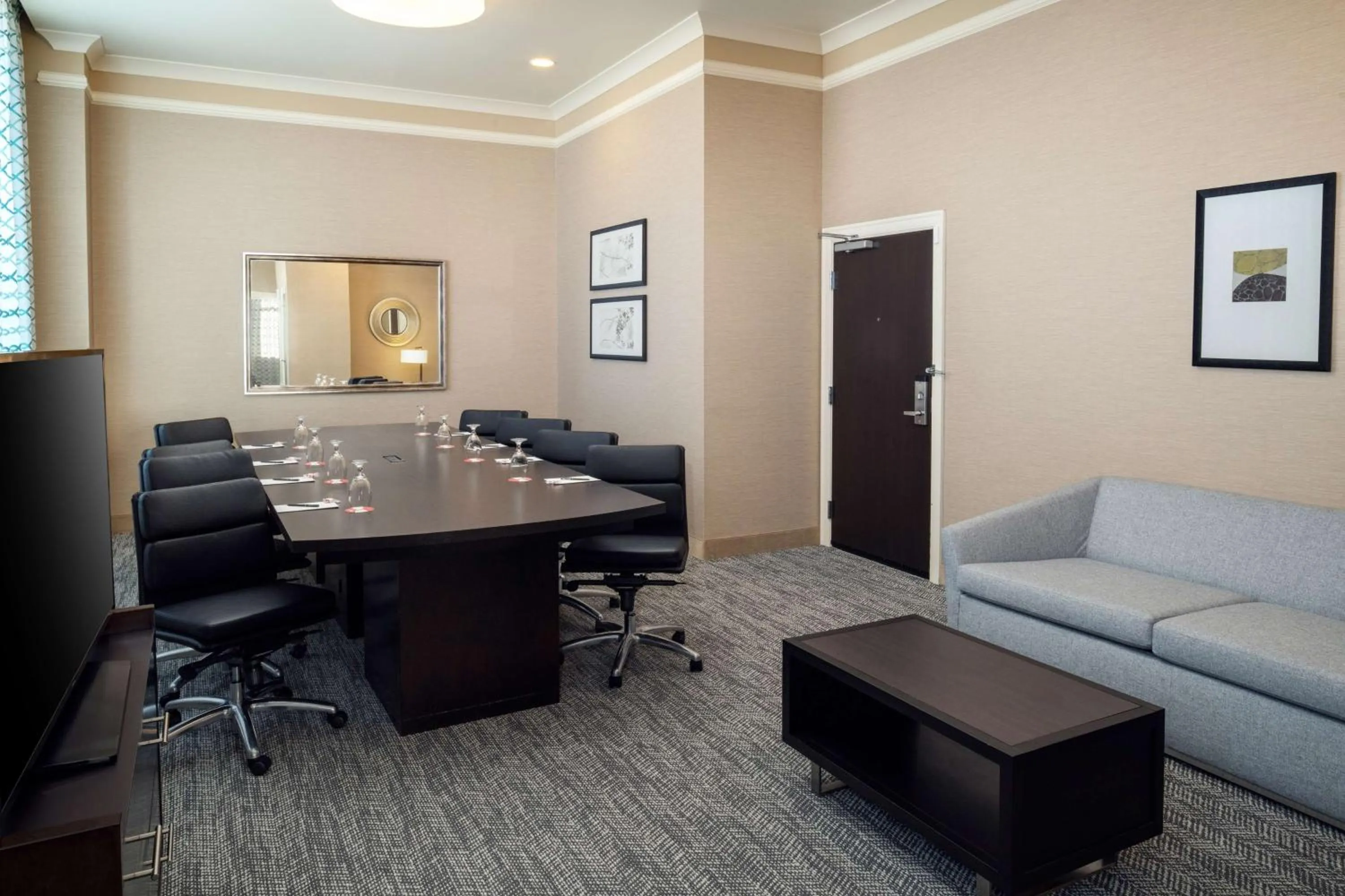 Living room in Embassy Suites Saint Louis - Downtown