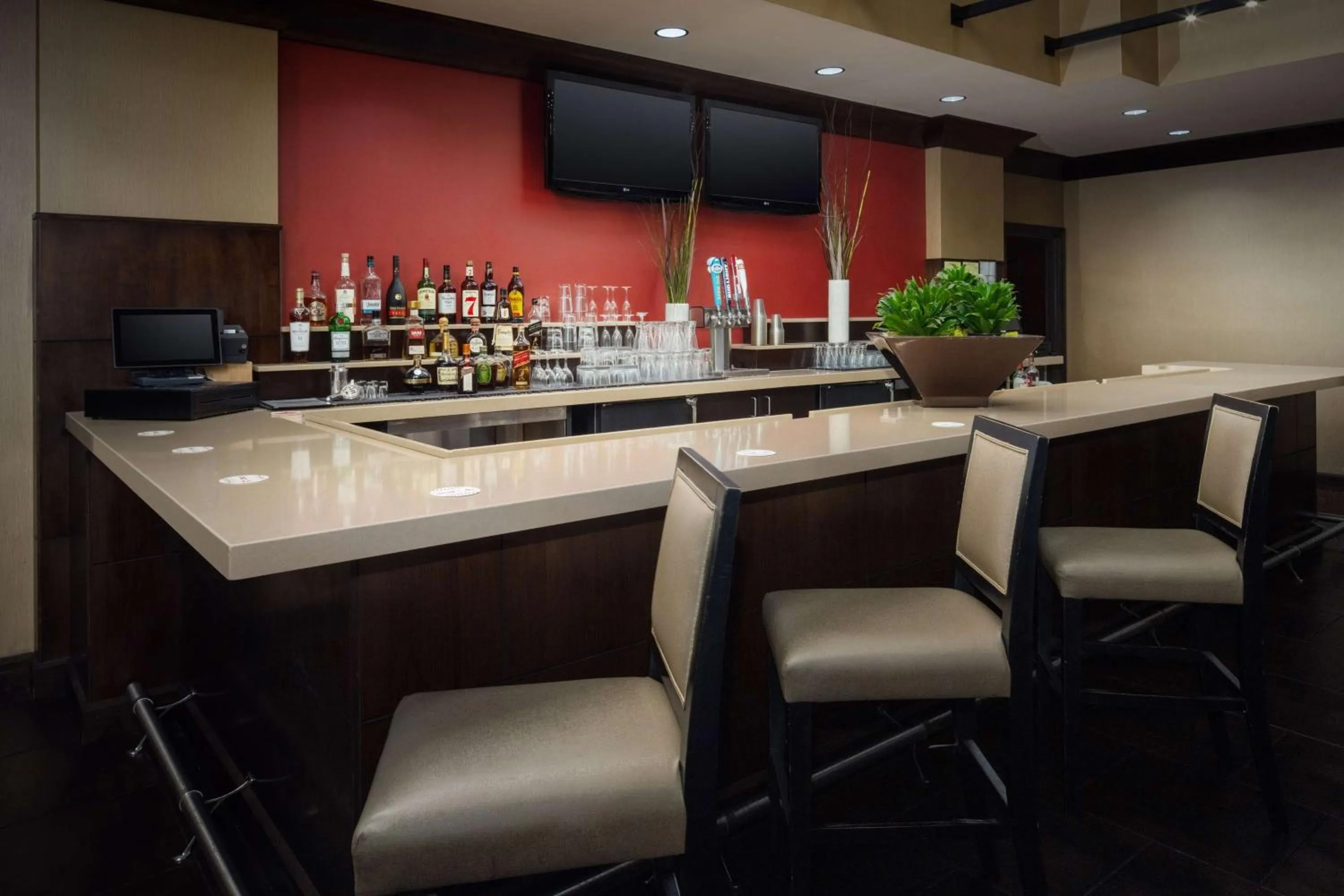 Lounge or bar in Embassy Suites Saint Louis - Downtown