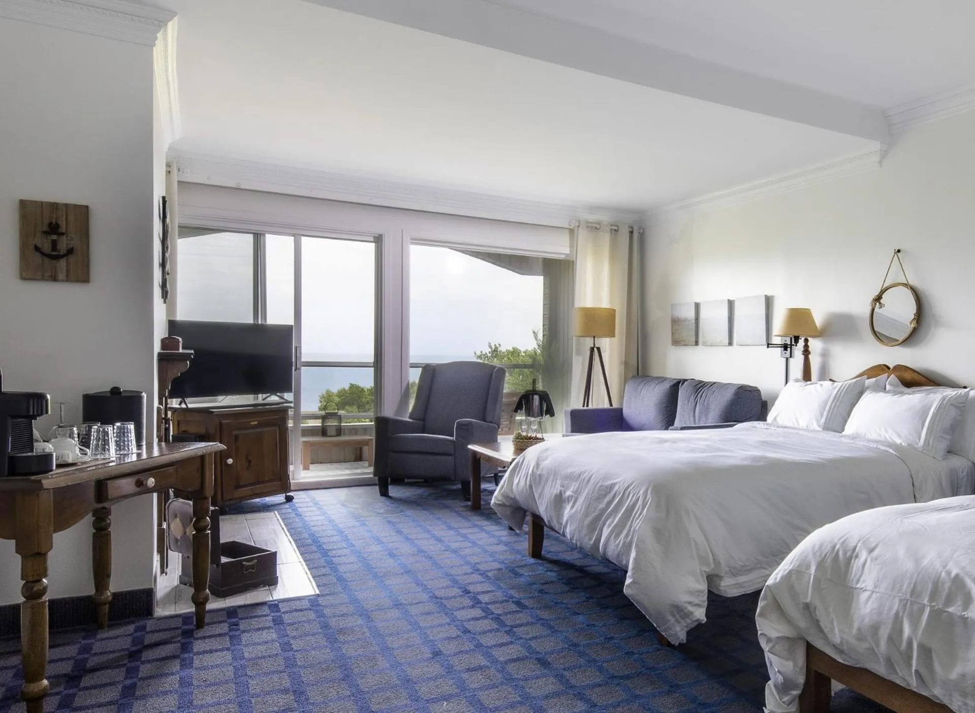 Photo of the whole room, Bed in Auberge des Falaises