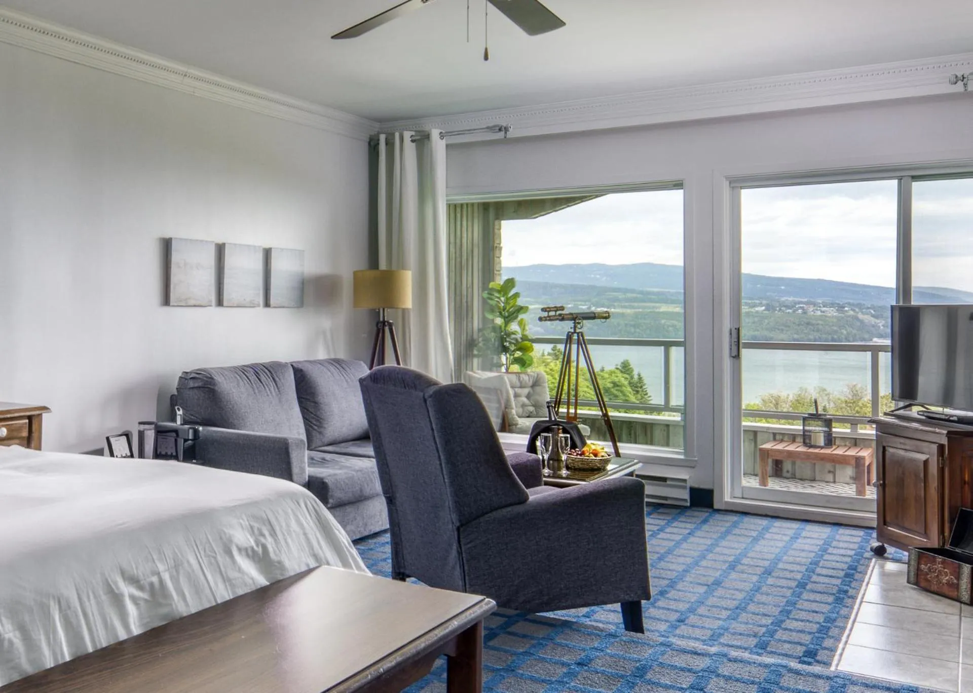 Photo of the whole room, Bed in Auberge des Falaises