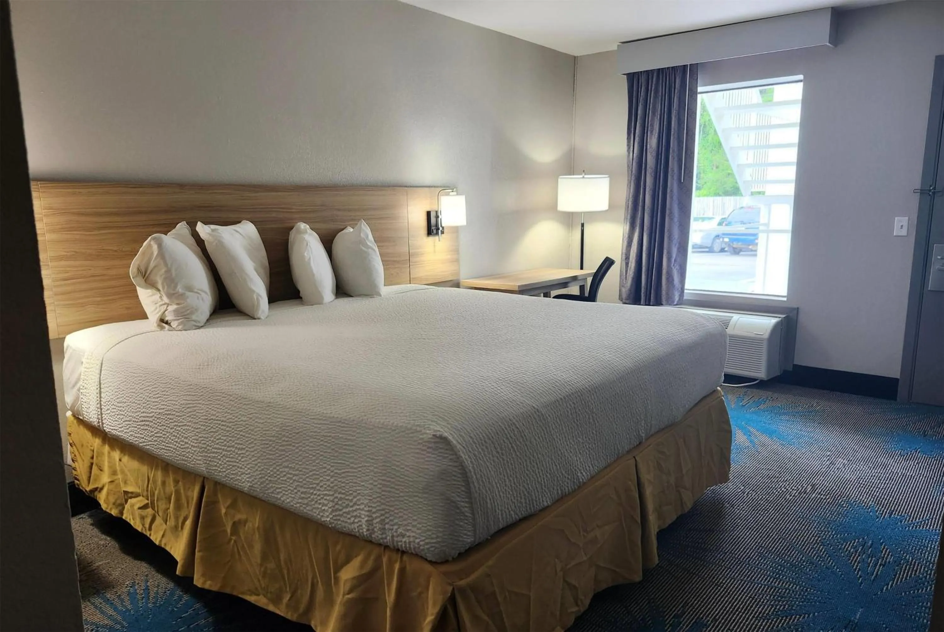 Photo of the whole room, Bed in Days Inn by Wyndham Ocean Springs