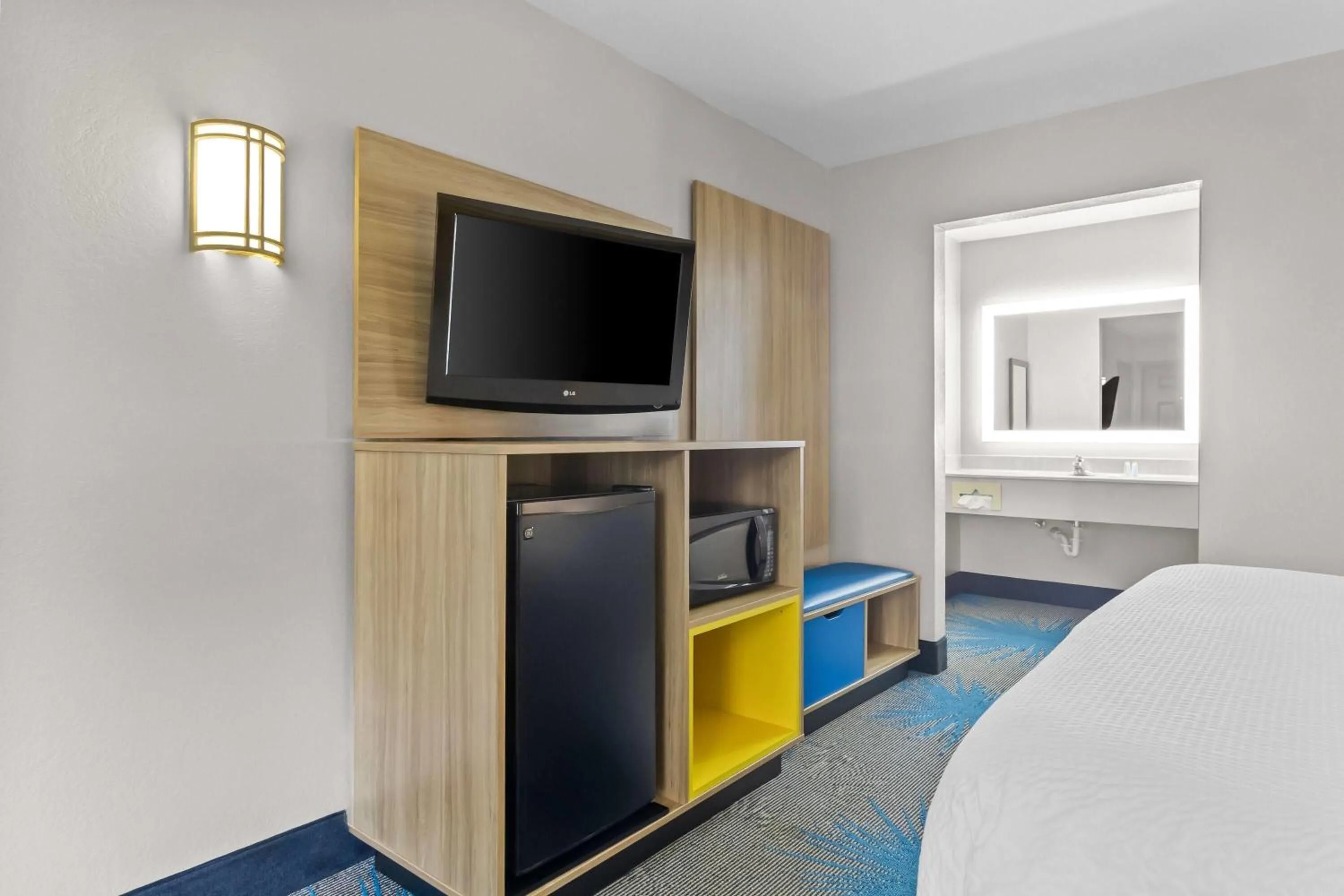 Photo of the whole room, Bed in Days Inn by Wyndham Ocean Springs