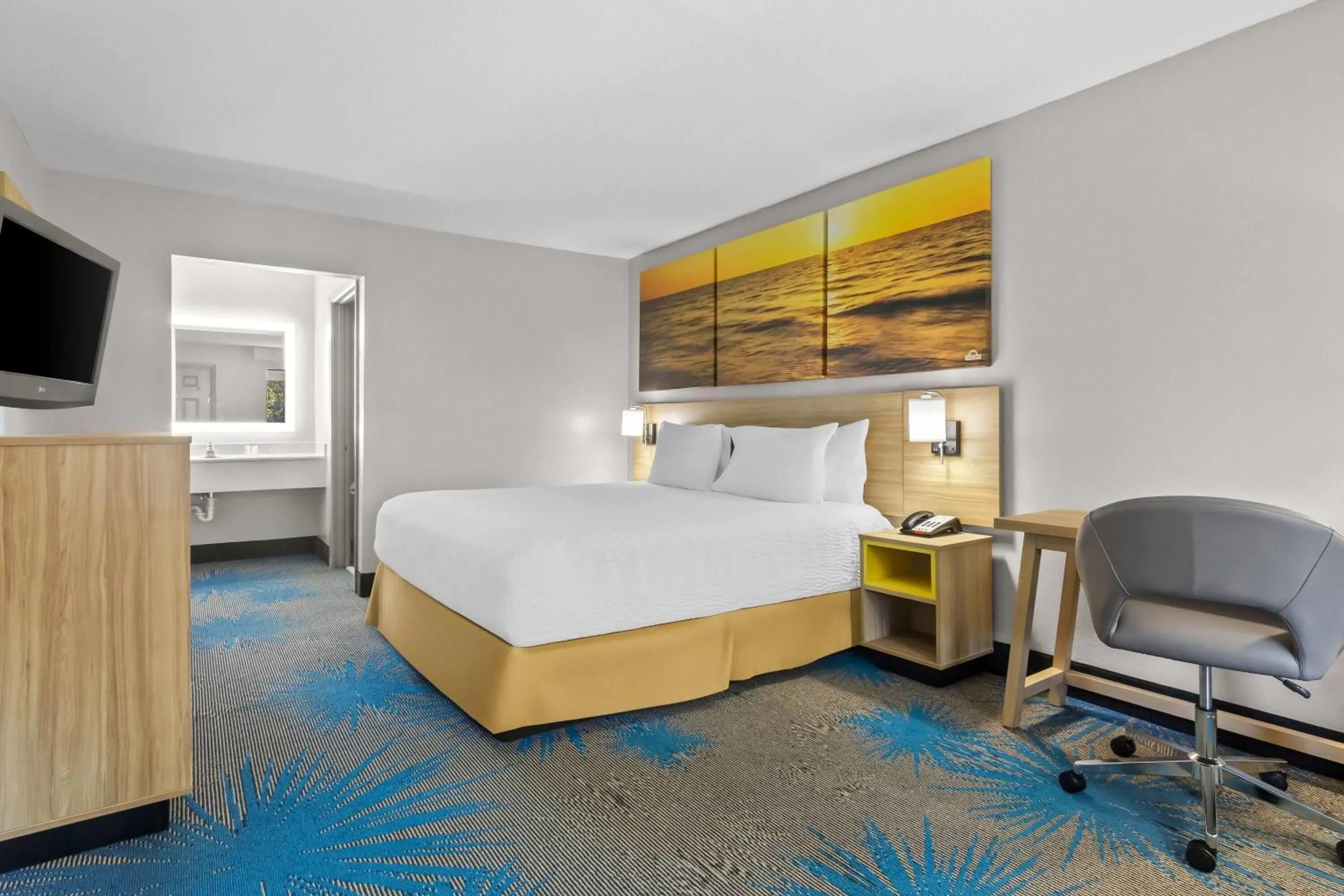 Photo of the whole room, Bed in Days Inn by Wyndham Ocean Springs