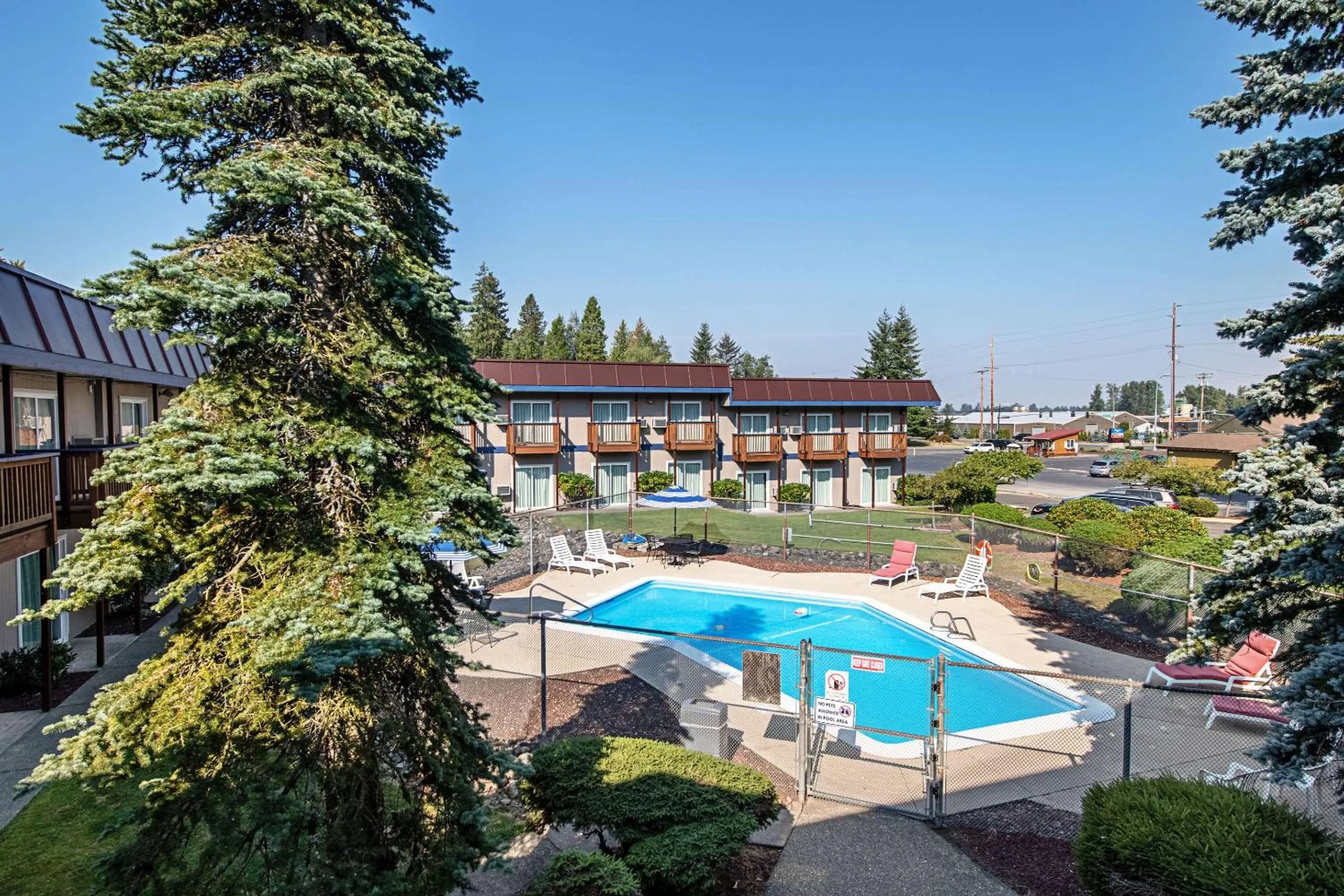 Swimming pool in Rodeway Inn Enumclaw Mount Rainier-Crystal Mountain Area