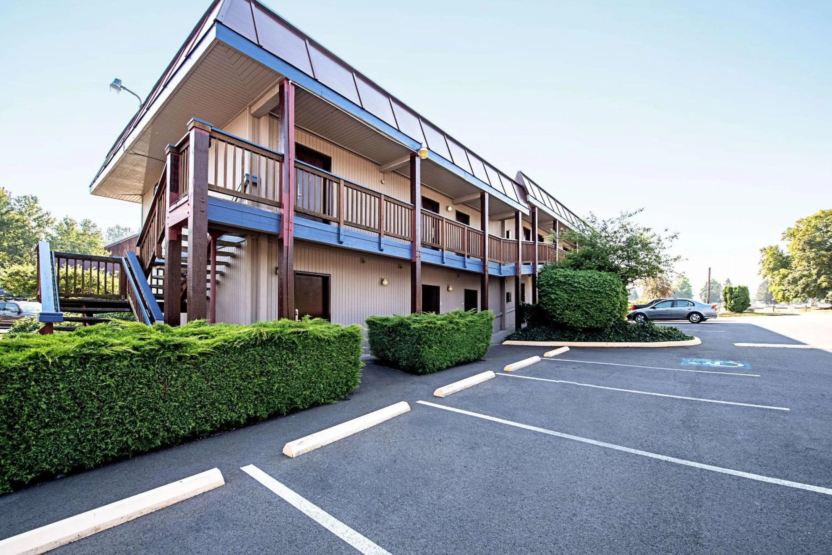 Property building in Rodeway Inn Enumclaw Mount Rainier-Crystal Mountain Area