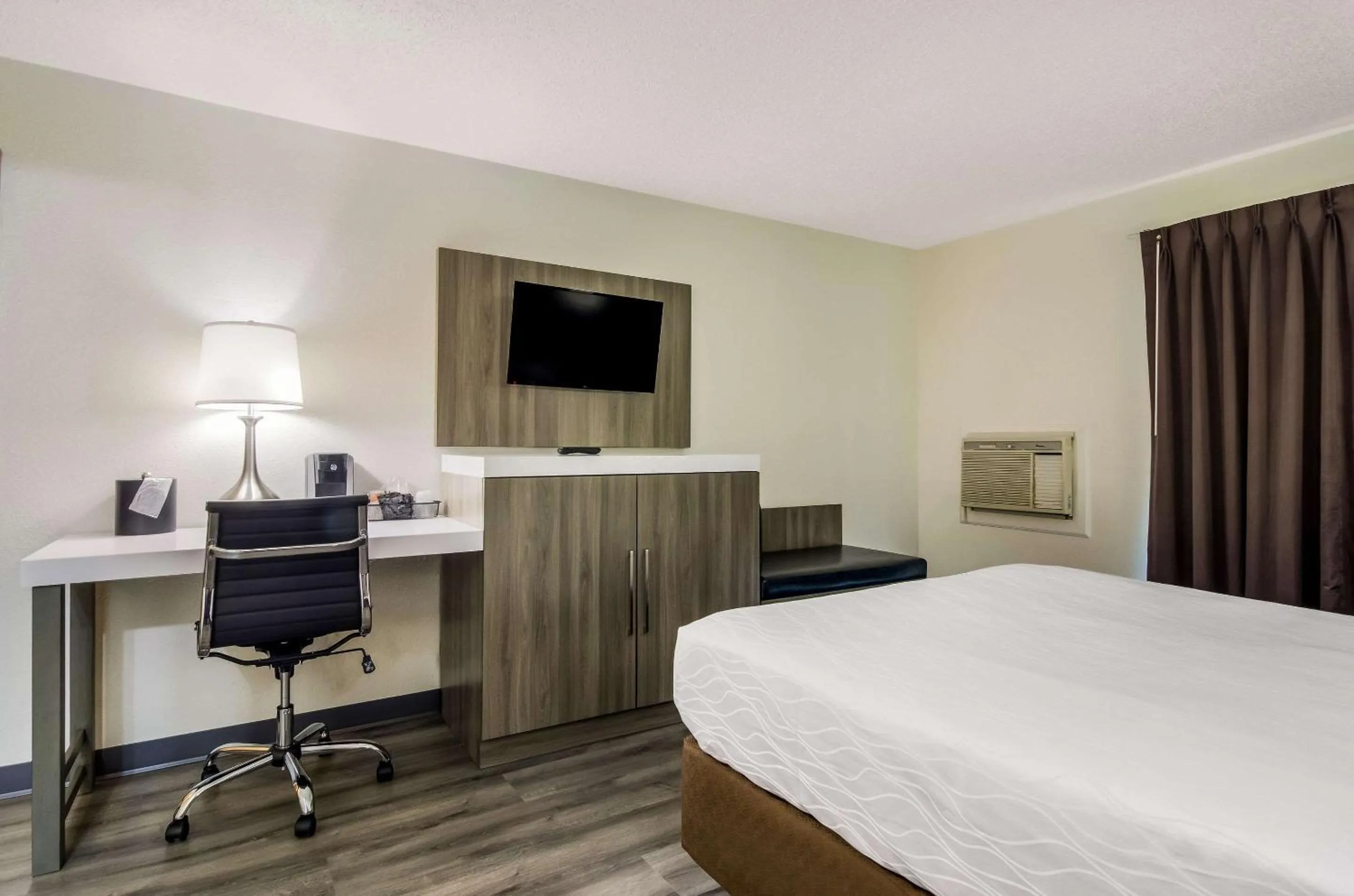 Bedroom in Rodeway Inn Enumclaw Mount Rainier-Crystal Mountain Area