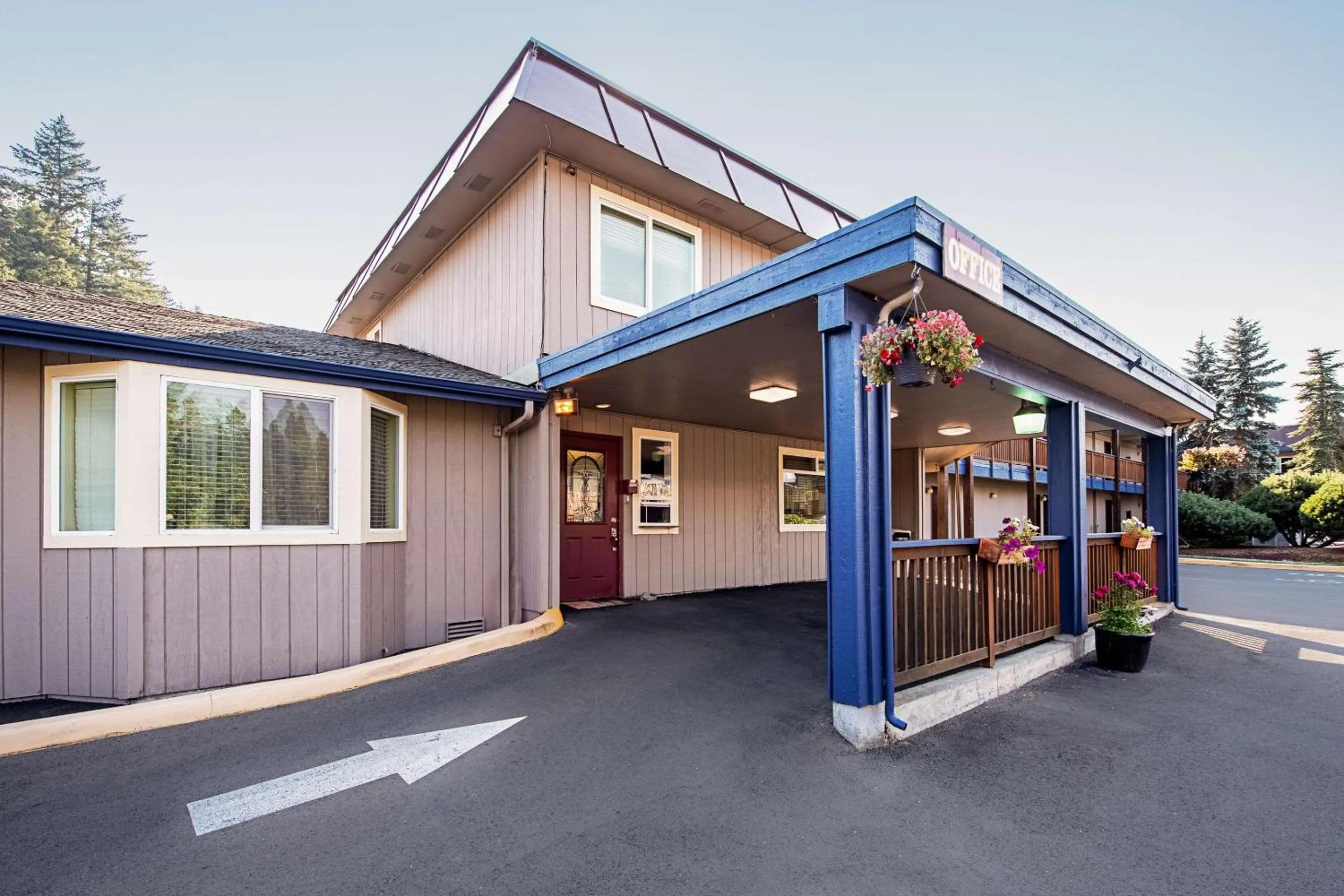 Property building in Rodeway Inn Enumclaw Mount Rainier-Crystal Mountain Area