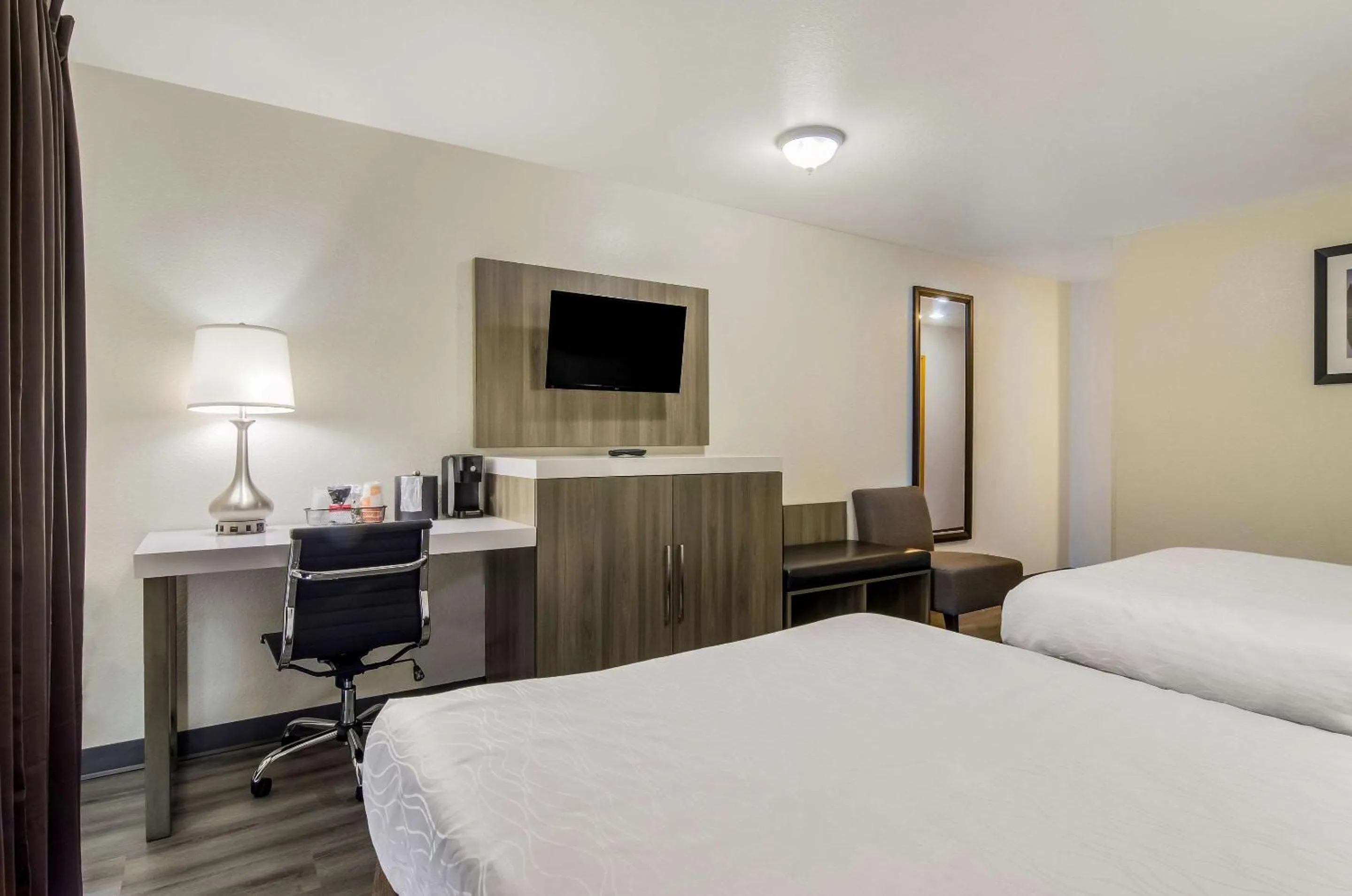 Bedroom in Rodeway Inn Enumclaw Mount Rainier-Crystal Mountain Area