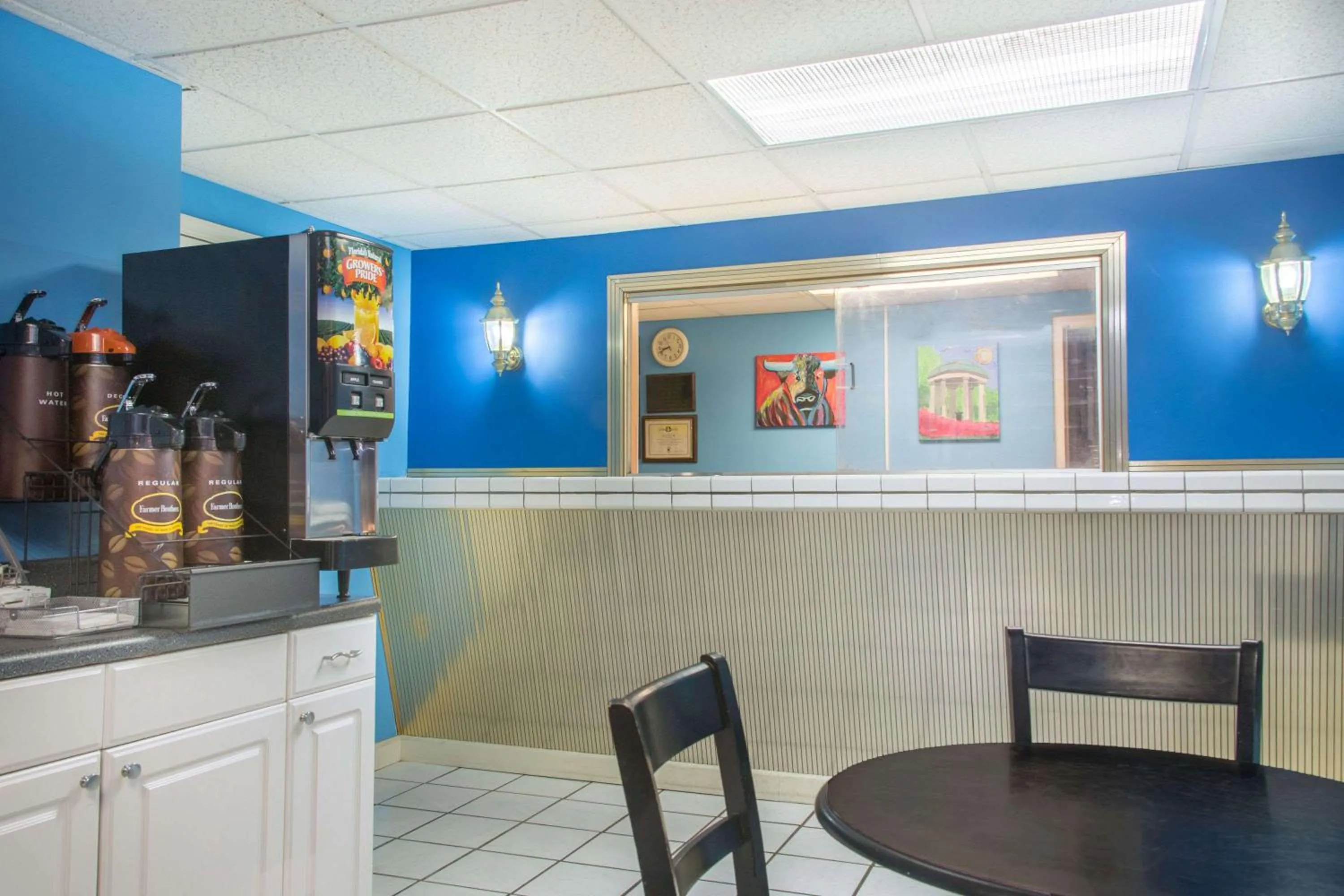 Lobby or reception in Super 8 by Wyndham Durham/University Area NC