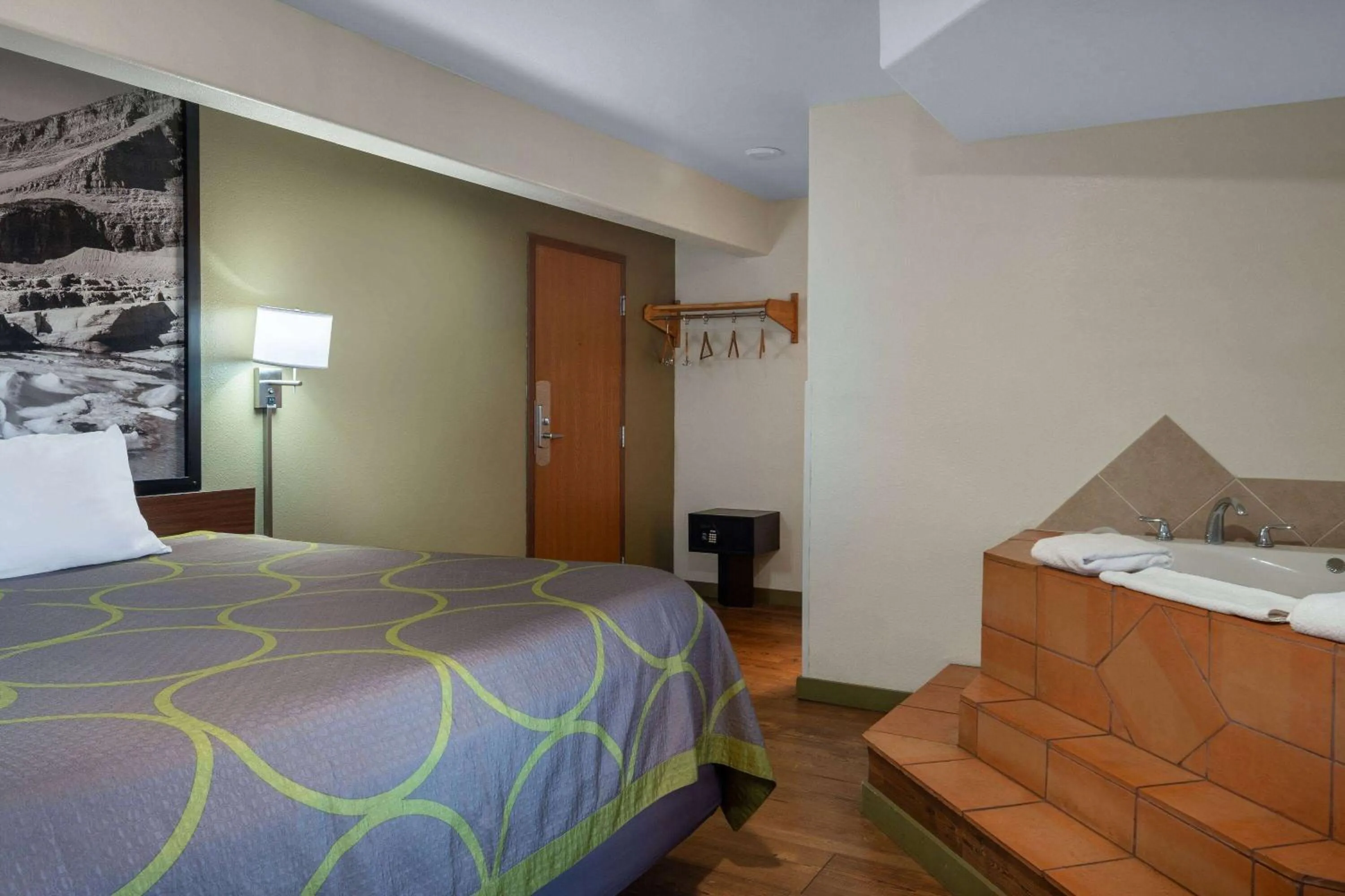 Hot Tub, Bed in Super 8 by Wyndham Livingston Yellowstone