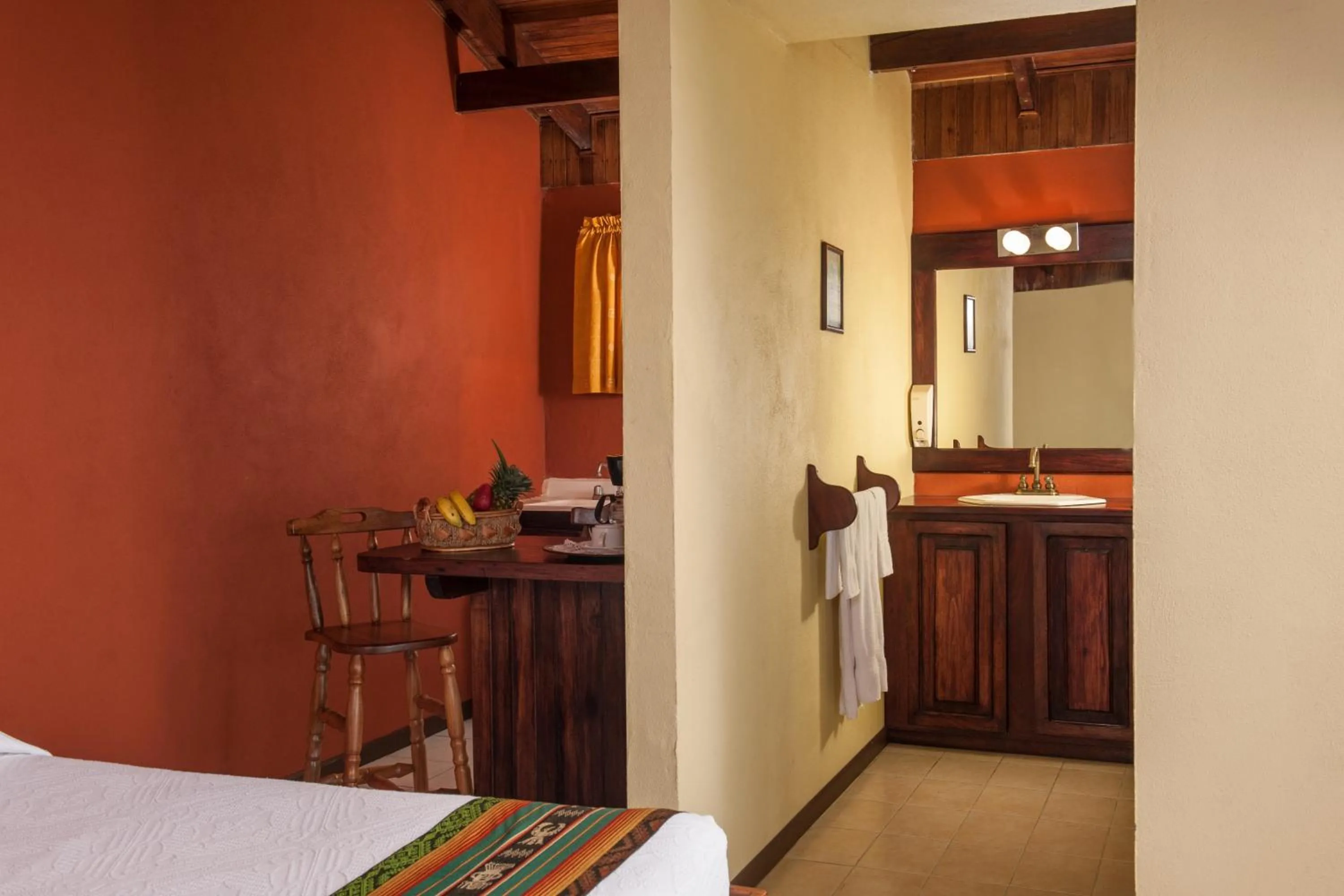Bathroom, Bed in Hotel Arenal Lodge