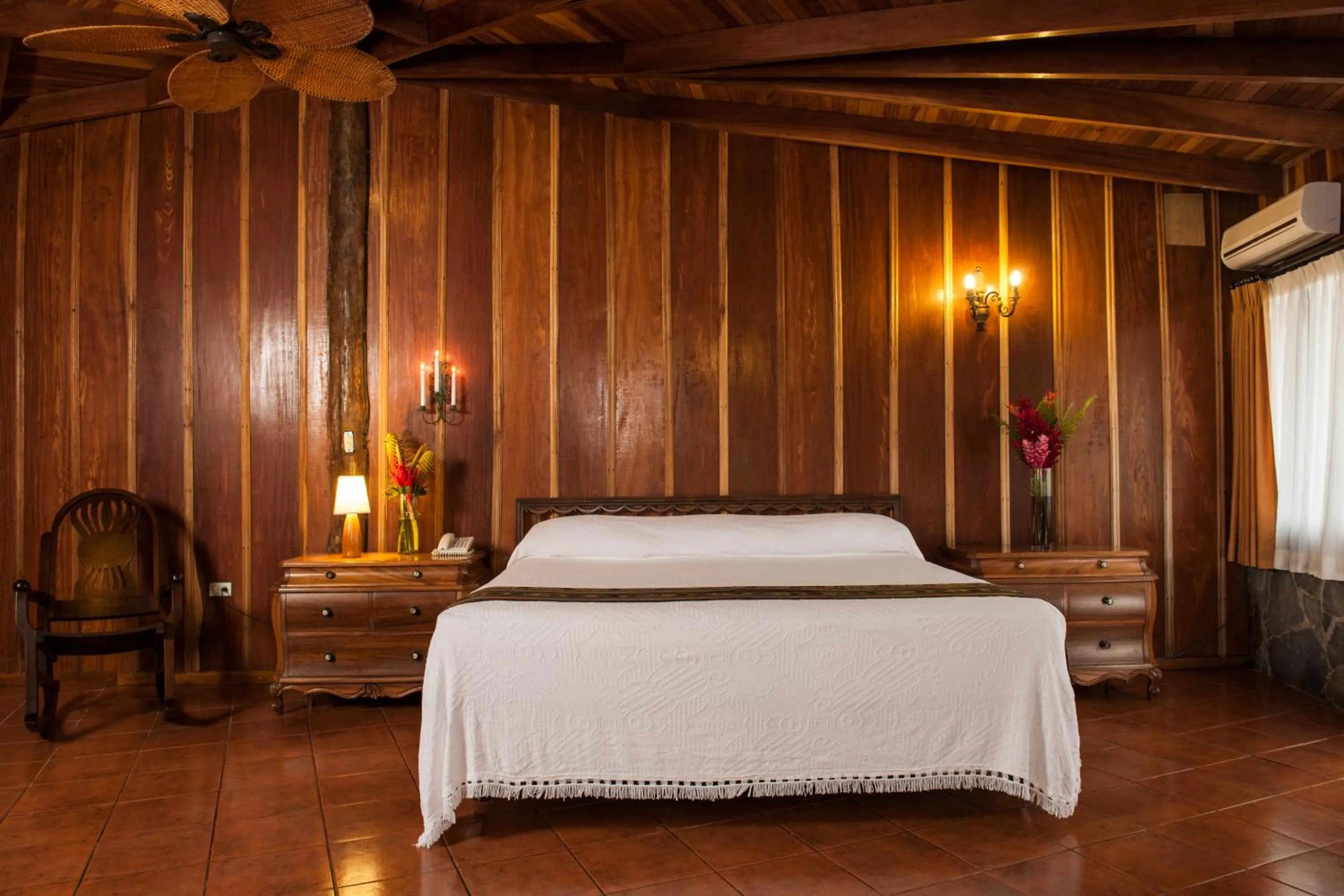 Bedroom, Bed in Hotel Arenal Lodge
