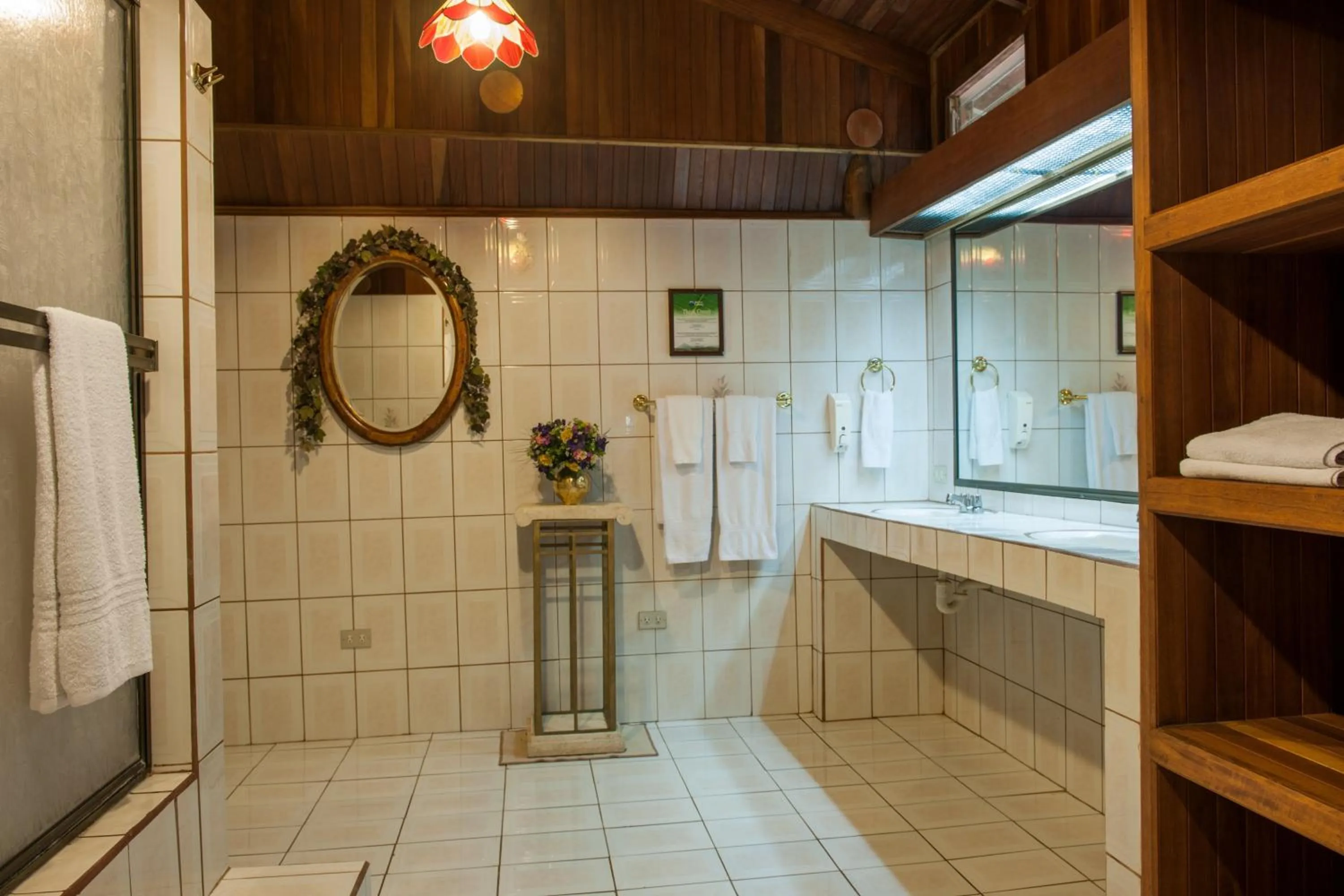 Bathroom in Hotel Arenal Lodge