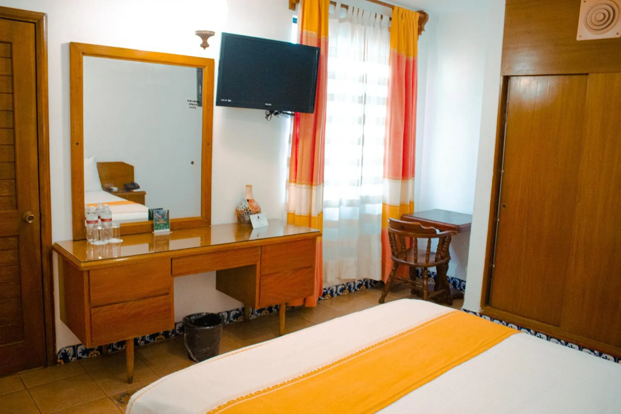 wardrobe, Bed in Hotel Oaxaca Real